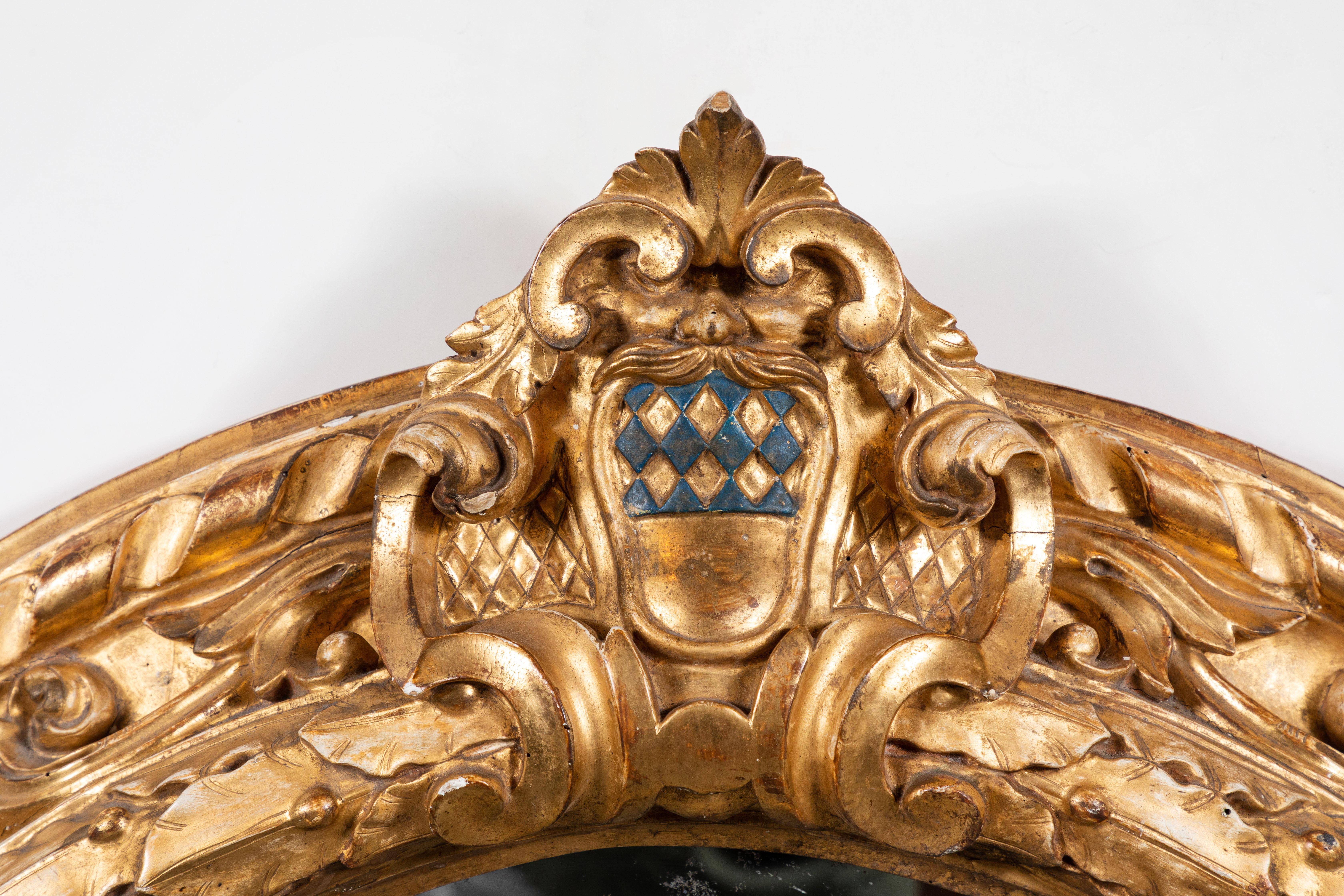 italien Miroir ovale en bois doré du XVIIIe siècle en vente