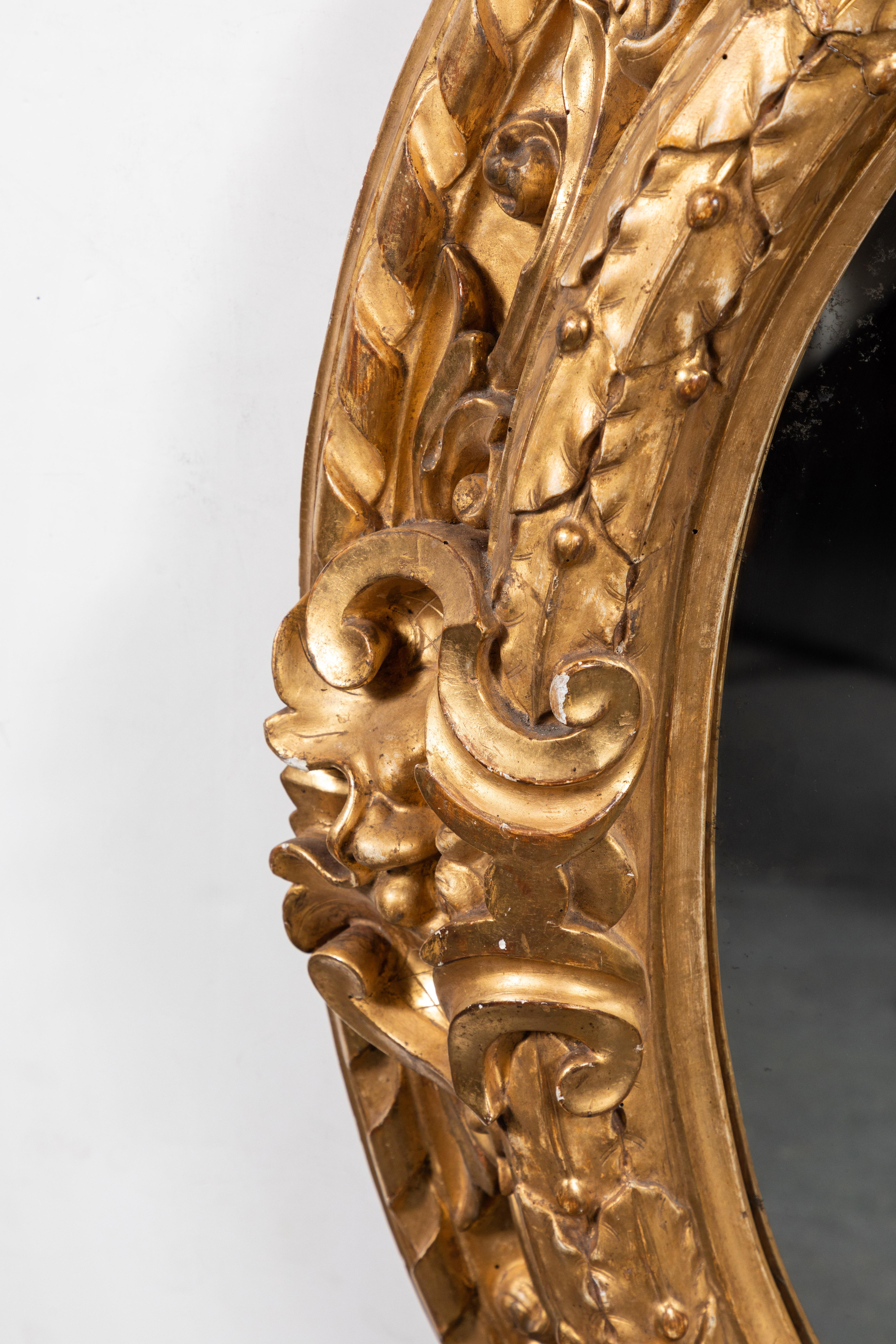 Sculpté à la main Miroir ovale en bois doré du XVIIIe siècle en vente