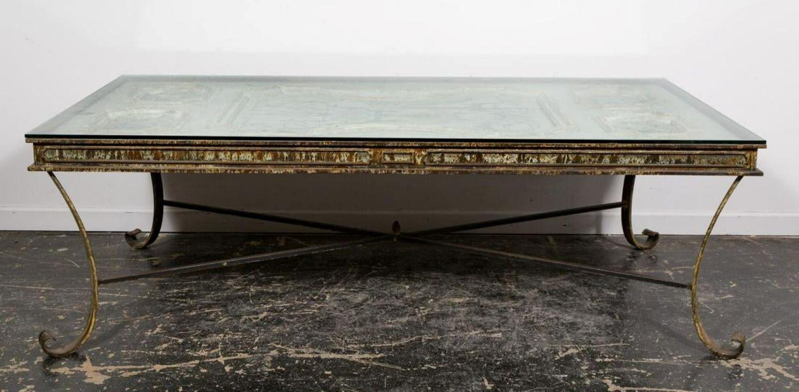 Continental, contenant des éléments du 18ème siècle et plus récents. Table de salle à manger avec une porte en bois à cinq panneaux à décor floral polychrome, contenue dans un cadre en fer patiné avec des côtés à panneaux en relief et reposant sur