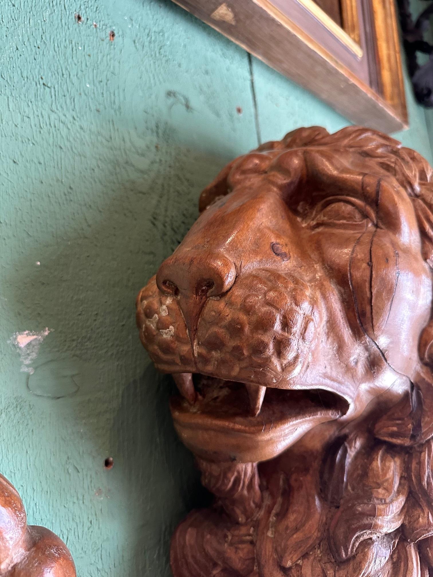 Paire de statues en bois sculptées à la main, sculpture murale, Sculpture royale Big Cats Lions du 18e siècle en vente 4