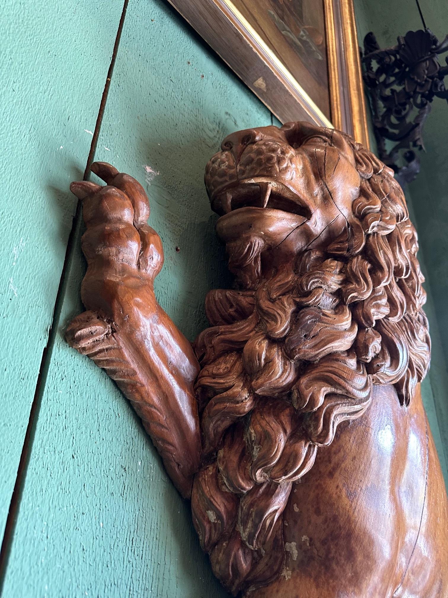 Paire de statues en bois sculptées à la main, sculpture murale, Sculpture royale Big Cats Lions du 18e siècle en vente 5