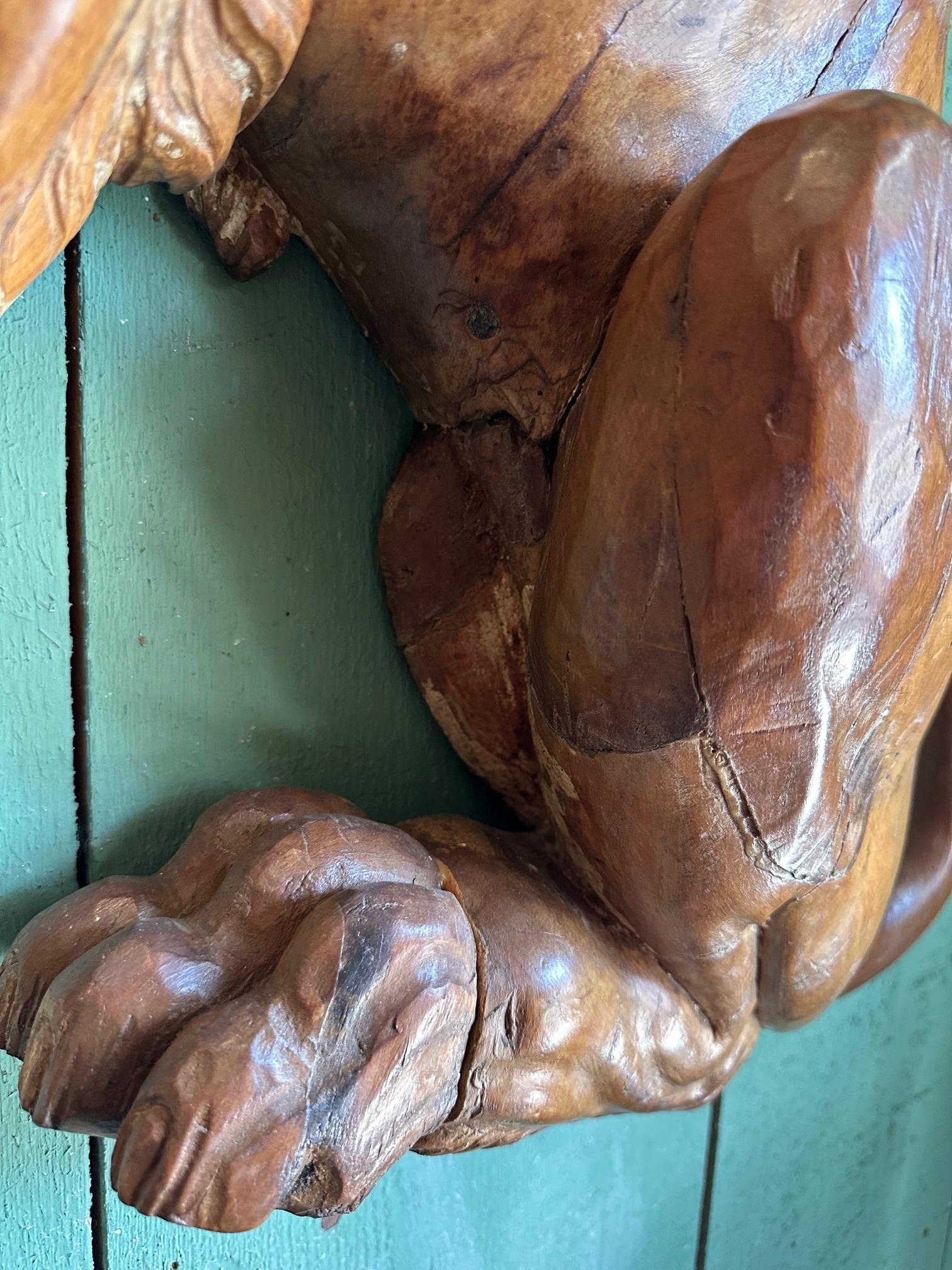 Paire de statues en bois sculptées à la main, sculpture murale, Sculpture royale Big Cats Lions du 18e siècle en vente 7