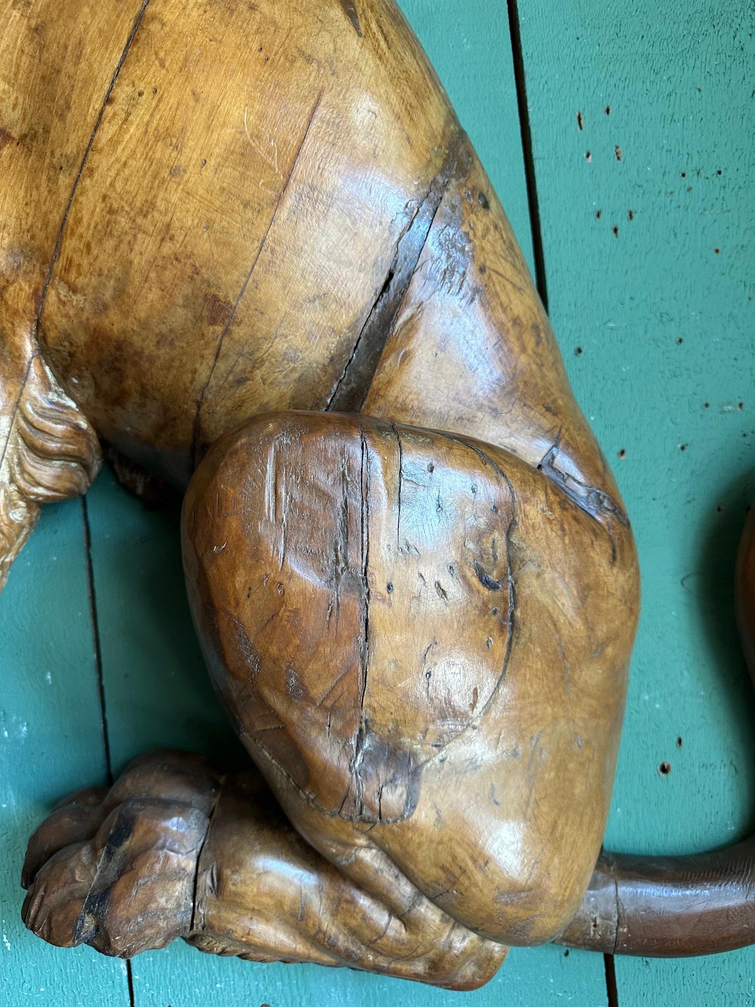 Paire de statues en bois sculptées à la main, sculpture murale, Sculpture royale Big Cats Lions du 18e siècle en vente 8