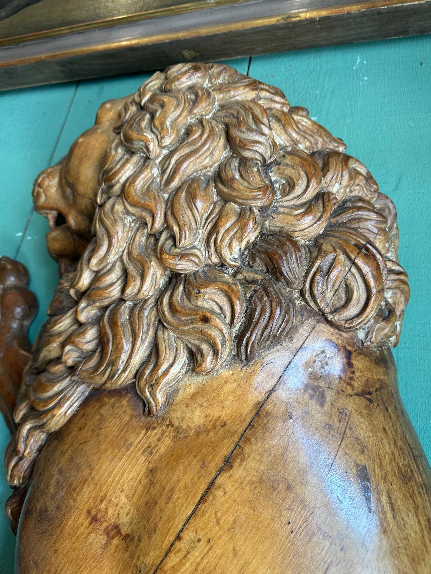Paire de statues en bois sculptées à la main, sculpture murale, Sculpture royale Big Cats Lions du 18e siècle en vente 10