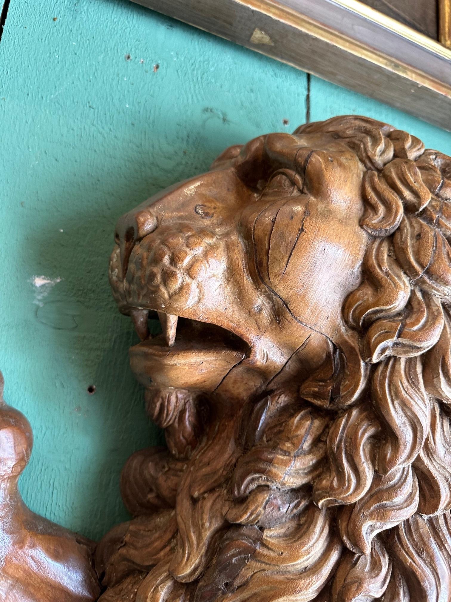 Paire de statues en bois sculptées à la main, sculpture murale, Sculpture royale Big Cats Lions du 18e siècle en vente 11