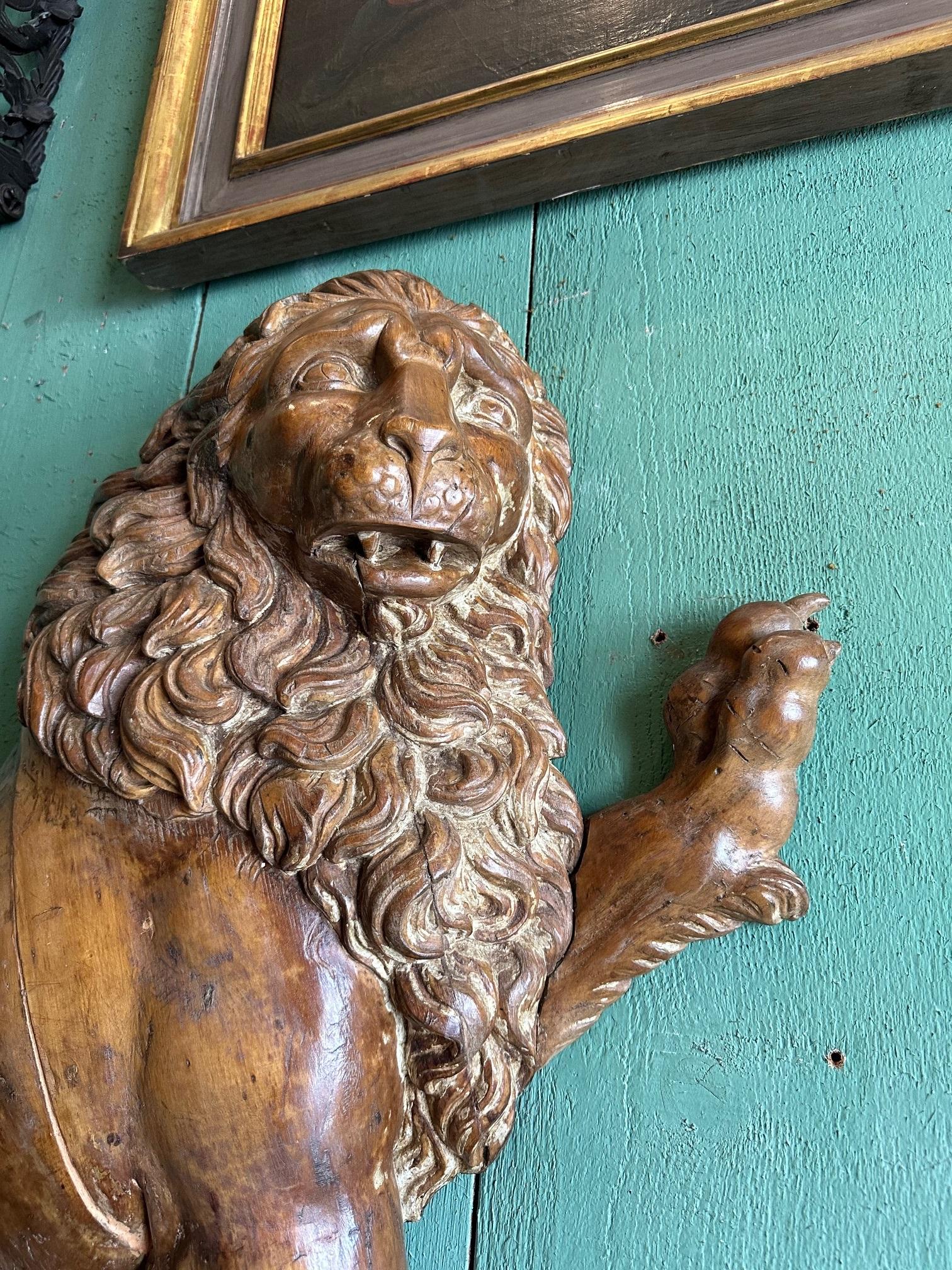 Paire de statues en bois sculptées à la main, sculpture murale, Sculpture royale Big Cats Lions du 18e siècle en vente 12