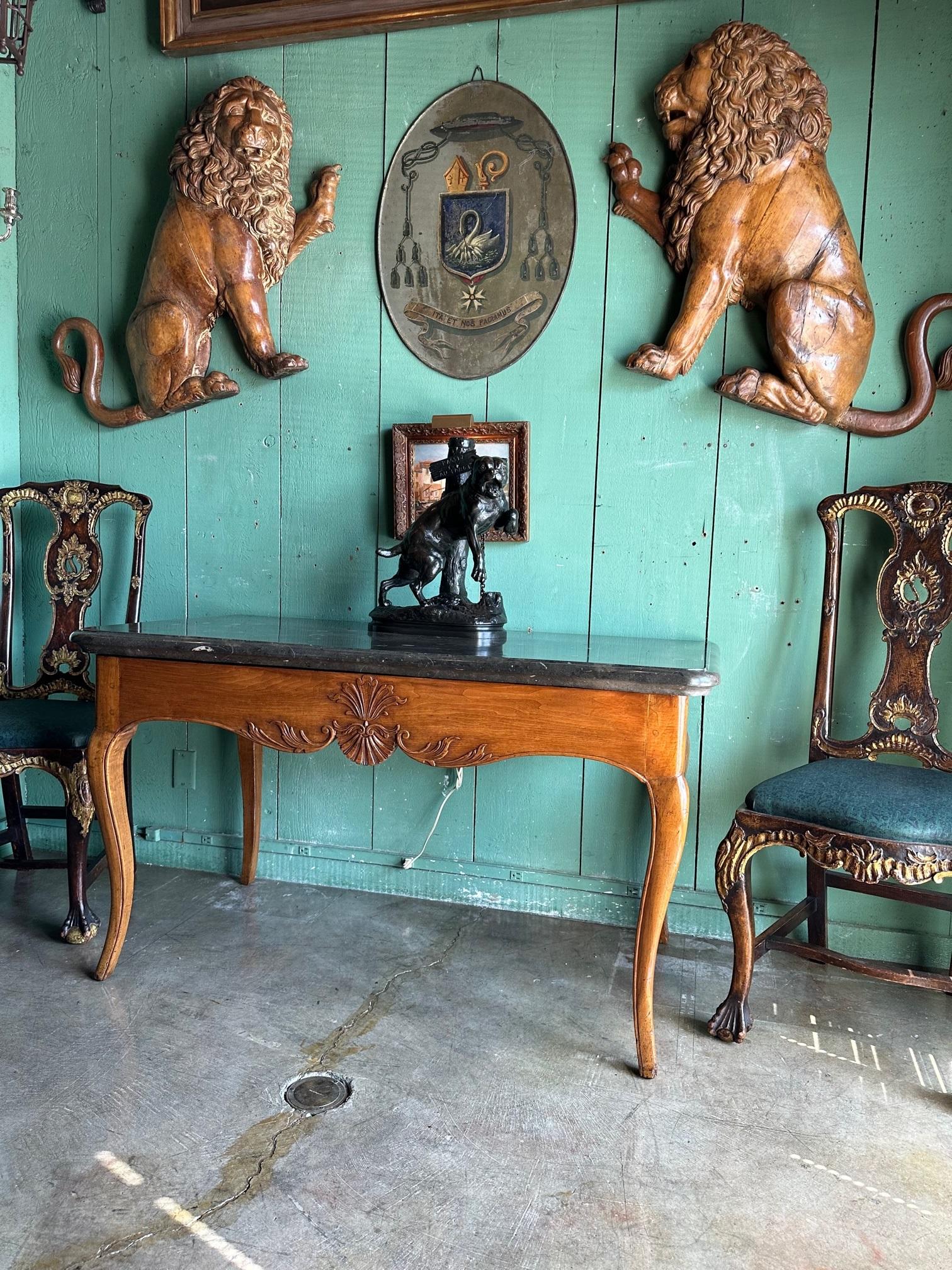 Paire de statues en bois sculpté à la main du 18ème siècle Sculpture murale Lions Big Cats Regal Exceptionally detailed high quality Large pair of Wall Art lions , outstanding workmanship with fine attention to details and rich manes. Les lions