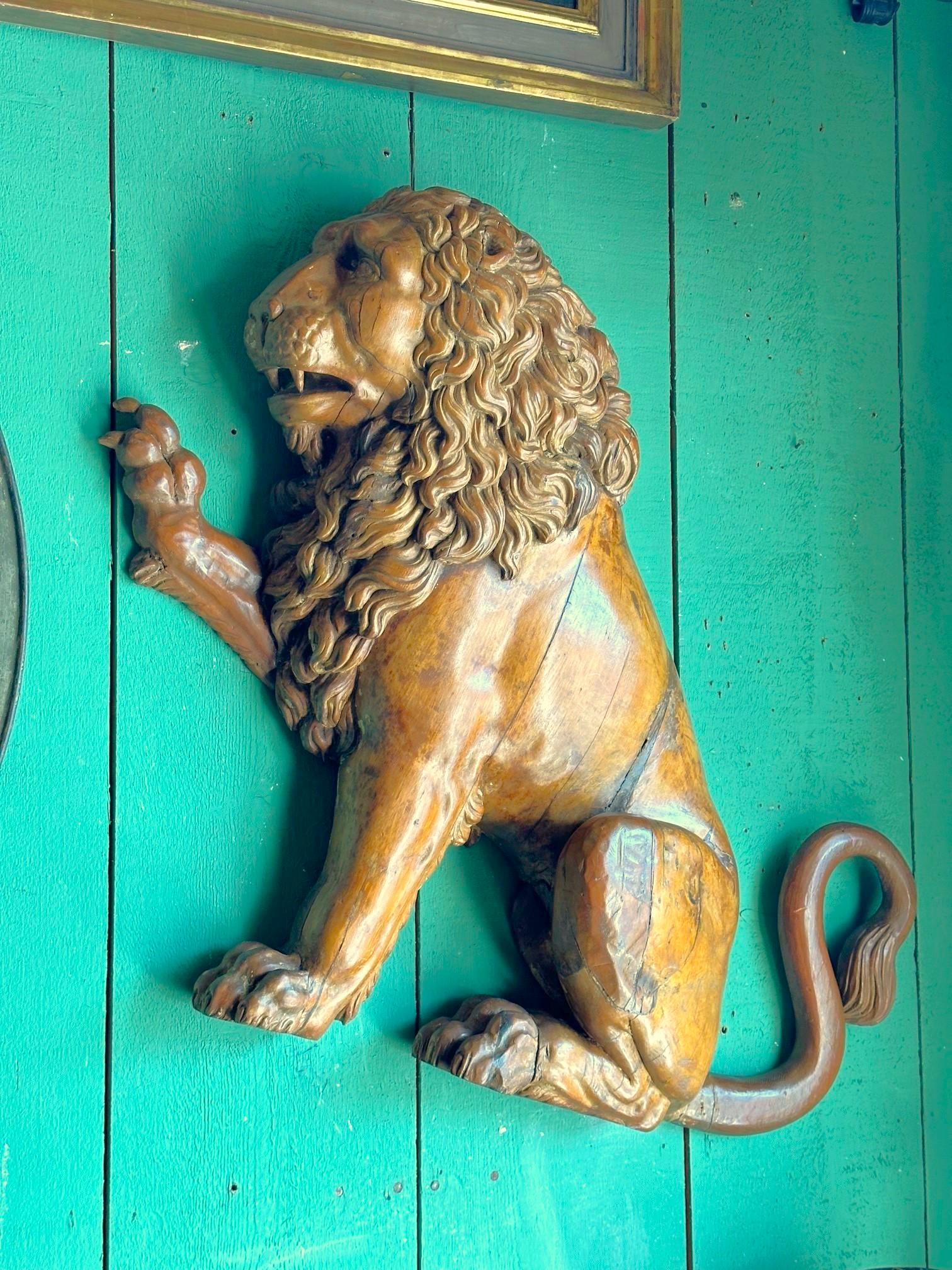 italien Paire de statues en bois sculptées à la main, sculpture murale, Sculpture royale Big Cats Lions du 18e siècle en vente