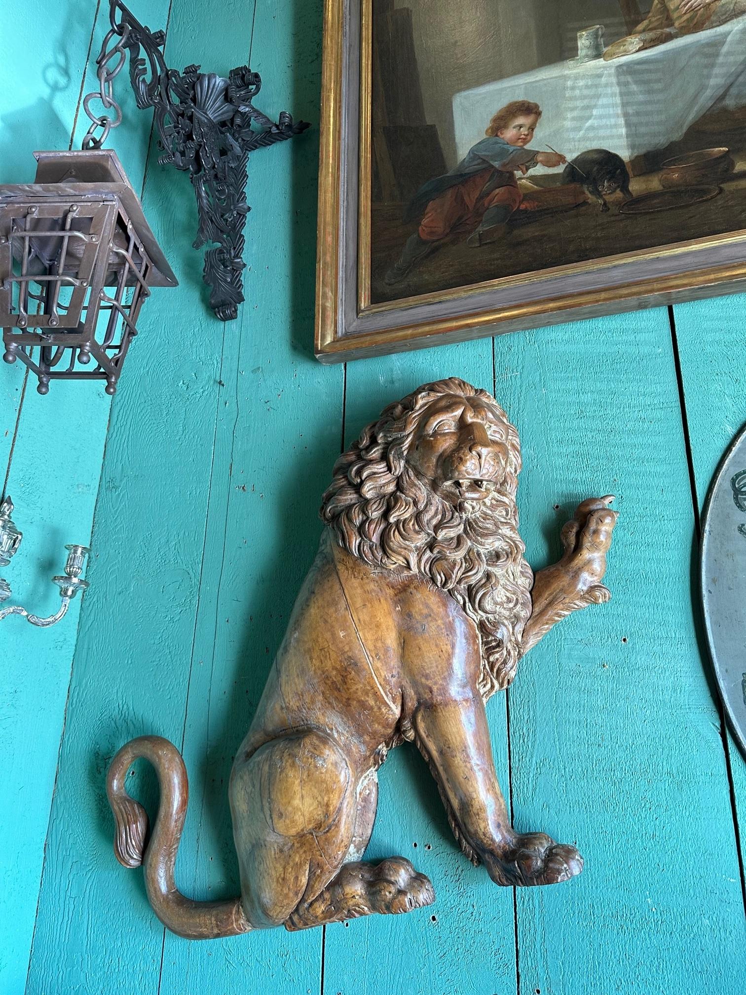 Paire de statues en bois sculptées à la main, sculpture murale, Sculpture royale Big Cats Lions du 18e siècle Bon état - En vente à West Hollywood, CA