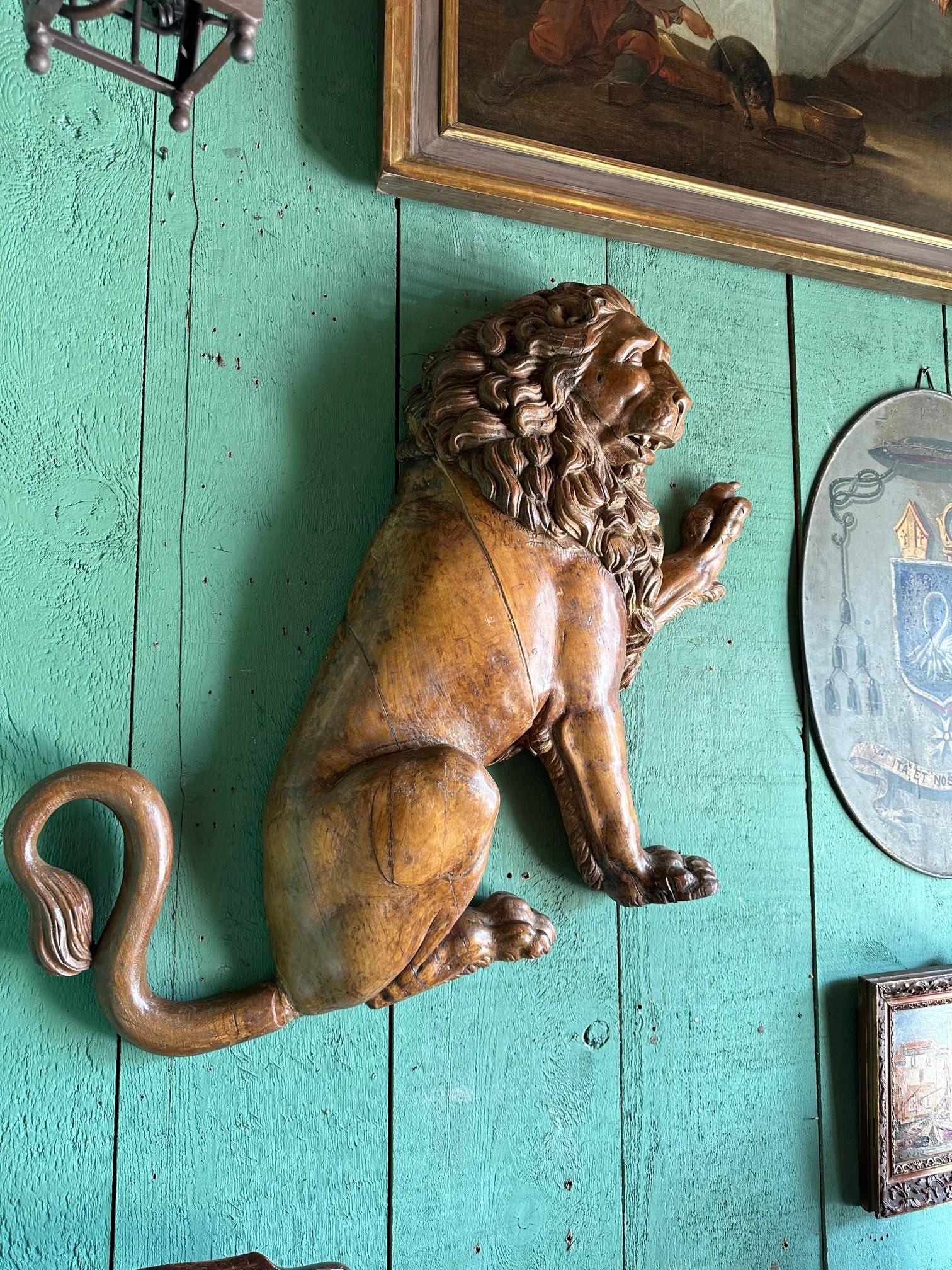 XVIIIe siècle et antérieur Paire de statues en bois sculptées à la main, sculpture murale, Sculpture royale Big Cats Lions du 18e siècle en vente