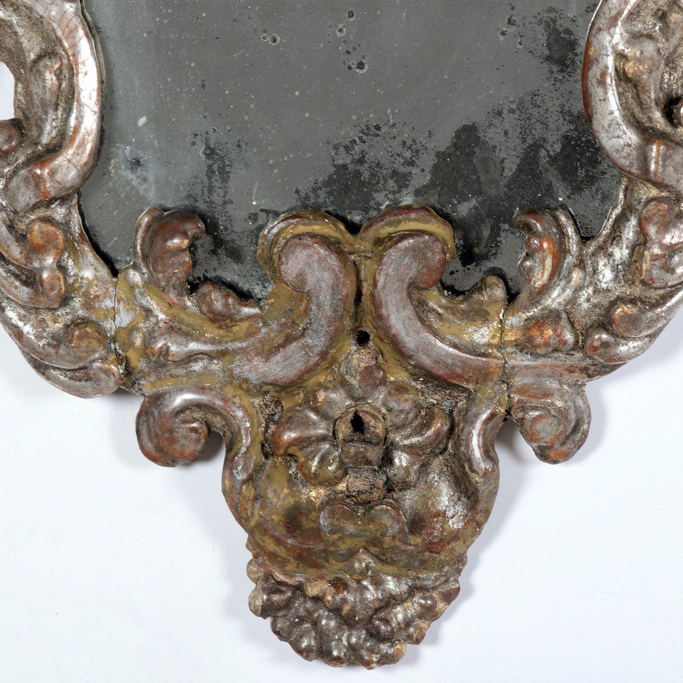 XVIIIe siècle et antérieur XVIIIe siècle Paire de miroirs baroques italiens avec feuilles d'argent et plaques de miroir d'origine en vente