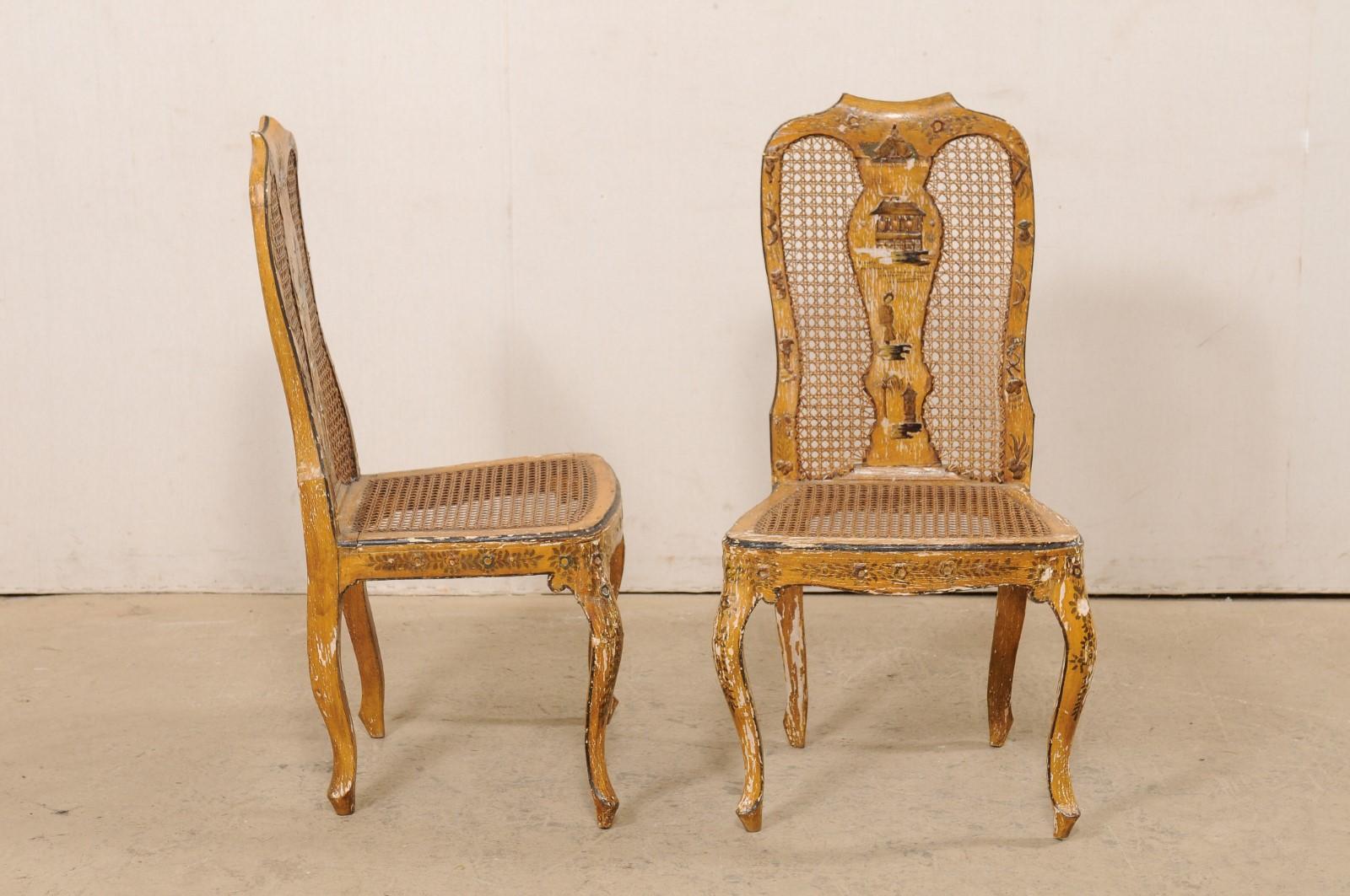 Paar italienische Beistellstühle aus dem 18. Jahrhundert mit handbemalter Chinoiserie und Schilfrohr im Angebot 1