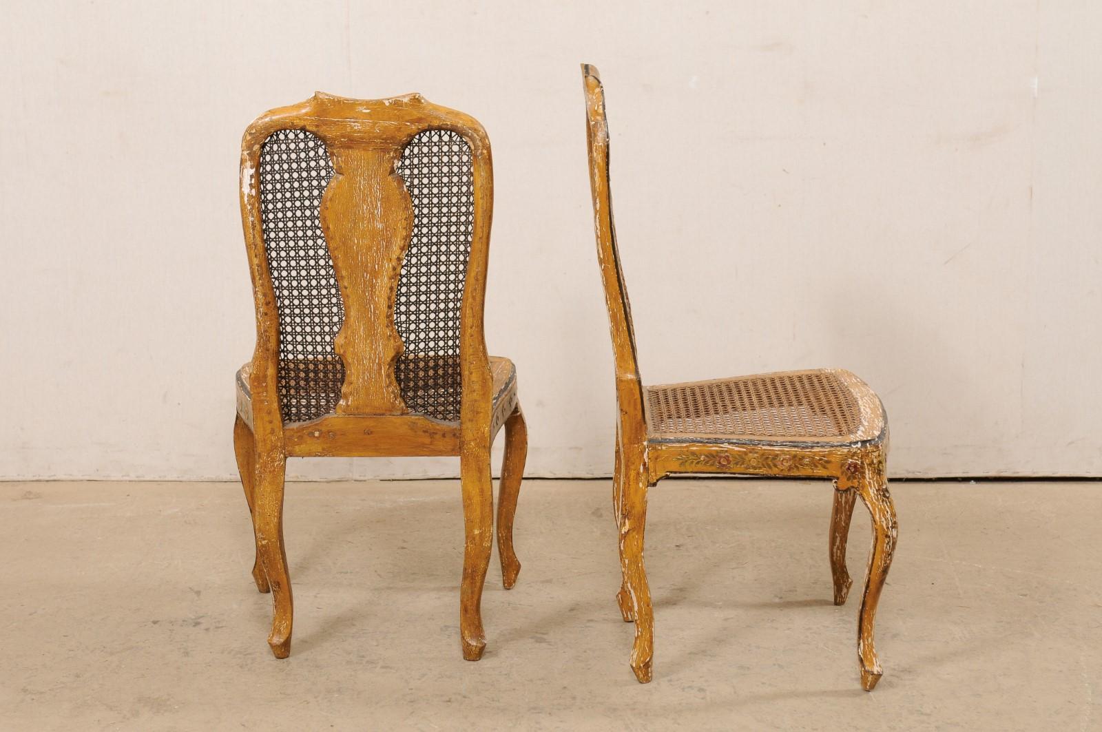 Paar italienische Beistellstühle aus dem 18. Jahrhundert mit handbemalter Chinoiserie und Schilfrohr im Angebot 3