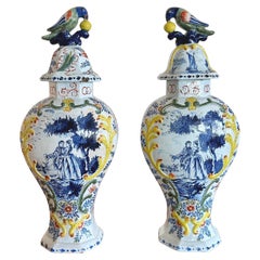 Coppia di vasi di faience policromi con coperchio del XVIII secolo