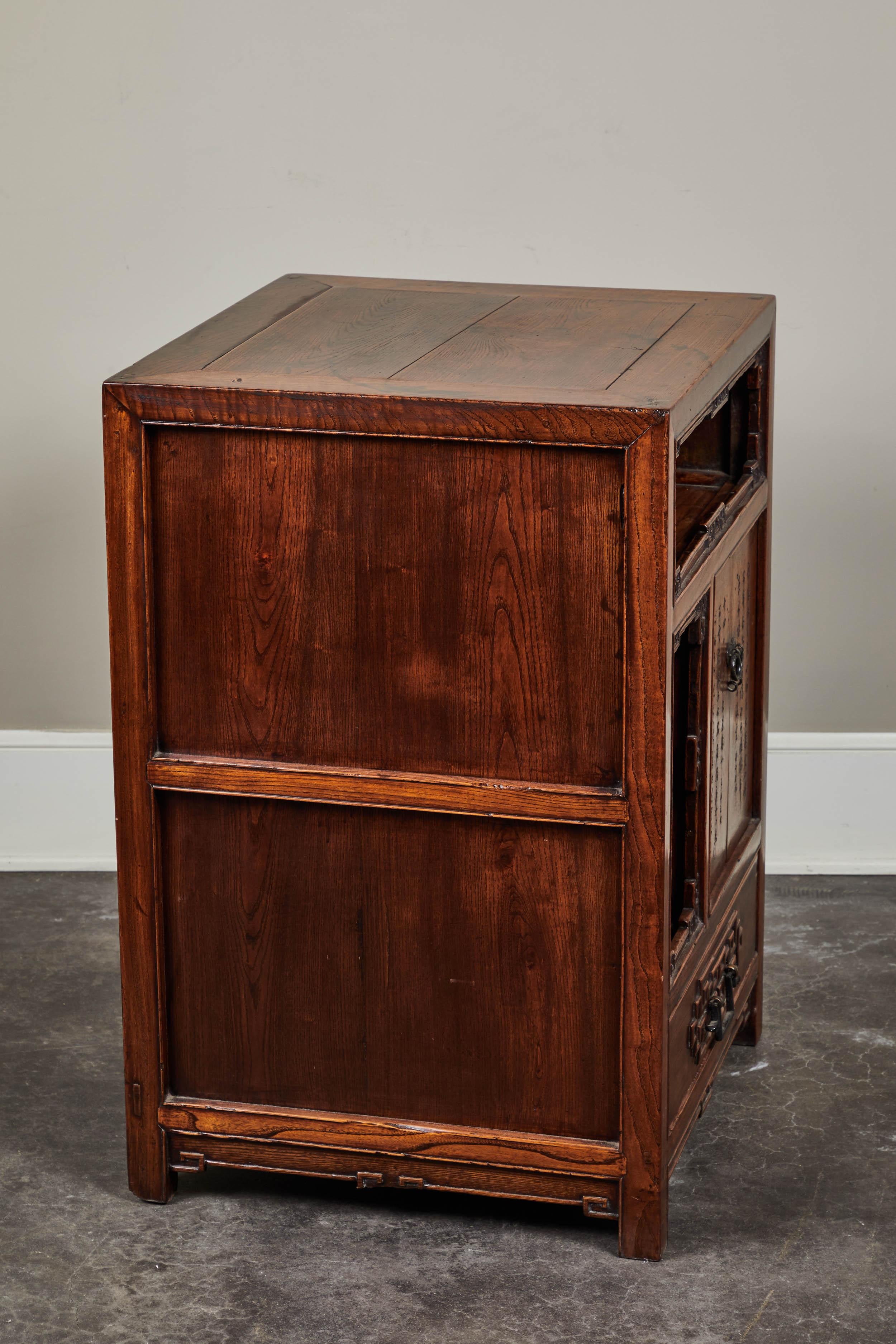 Chinese Export 18th Century Pair of Side Cabinets For Sale