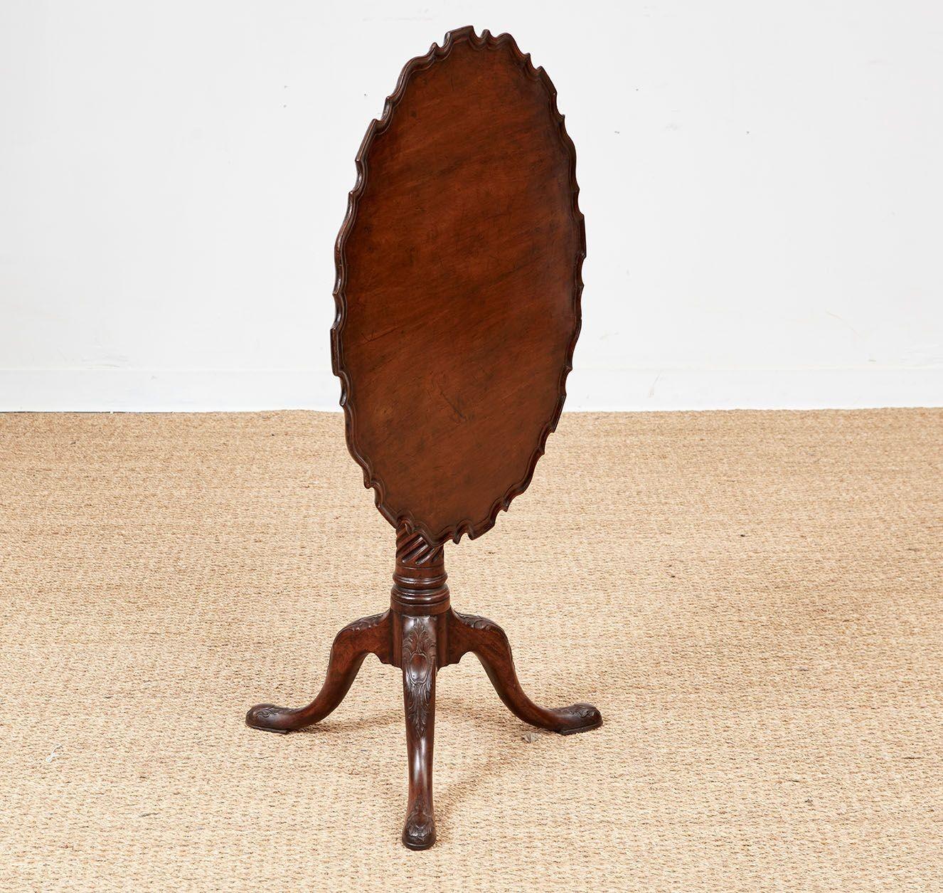 Georgiano XVIII sec. Tavolo da tè in piecrust con albero scanalato a spirale in vendita