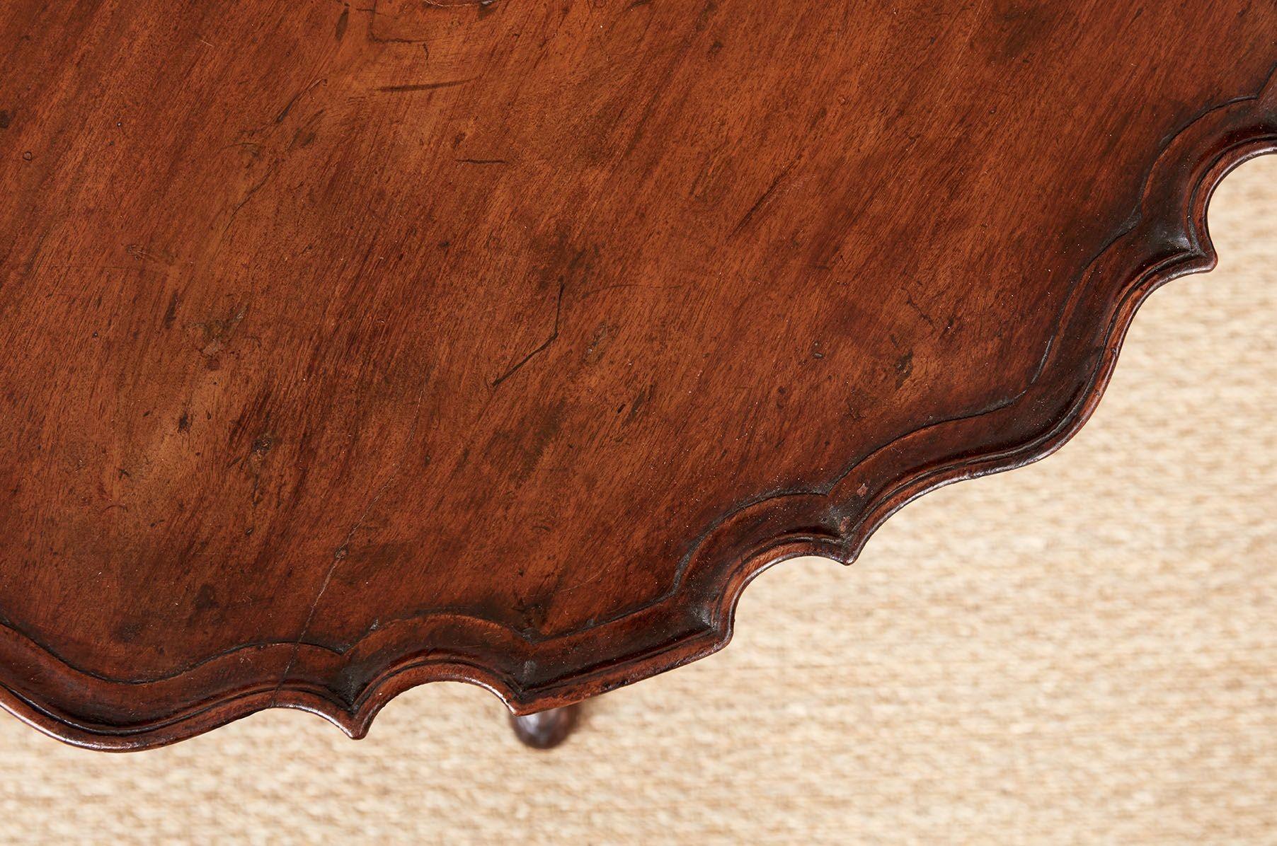 Irlandese XVIII sec. Tavolo da tè in piecrust con albero scanalato a spirale in vendita