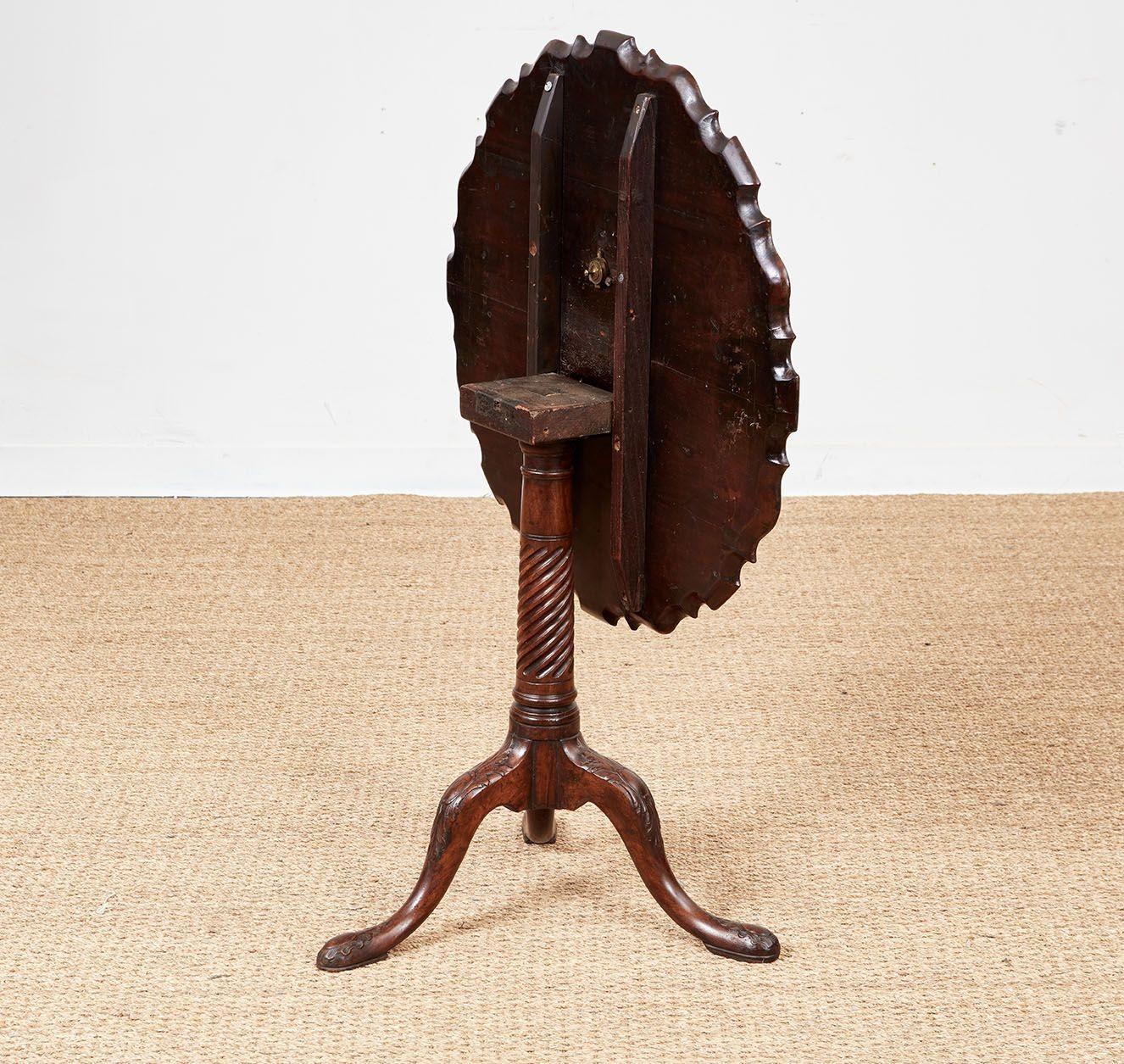 XVIII sec. Tavolo da tè in piecrust con albero scanalato a spirale in vendita 1