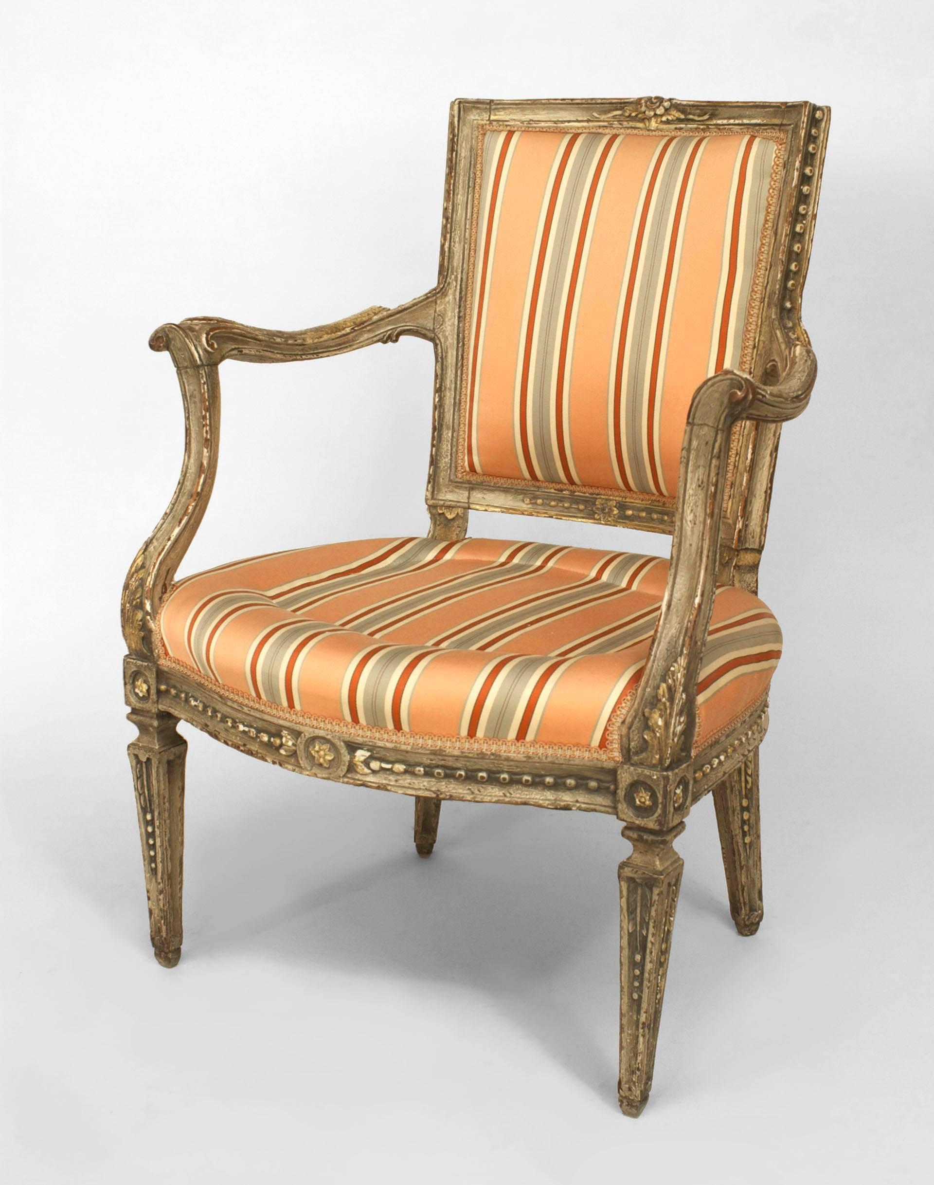 Italienischer neoklassizistischer (18. Jh.) piemontesischer, grau lackierter offener Sessel mit geschnitzten Armlehnen und viereckigen, konisch zulaufenden Beinen, bezogen mit rosa Streifendamast
