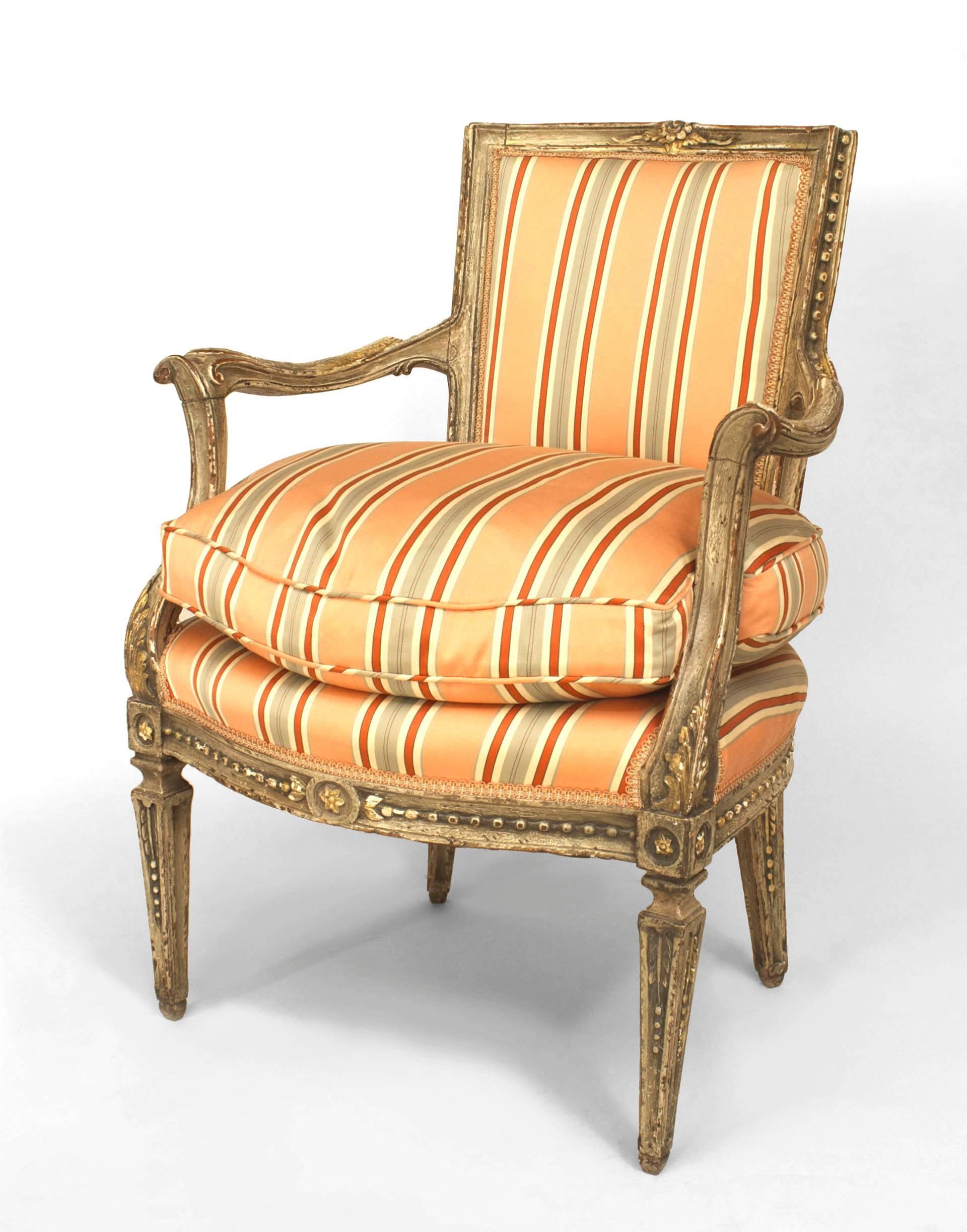 Italienischer neoklassizistischer italienischer Sessel mit rosa Streifen (Handbemalt) im Angebot