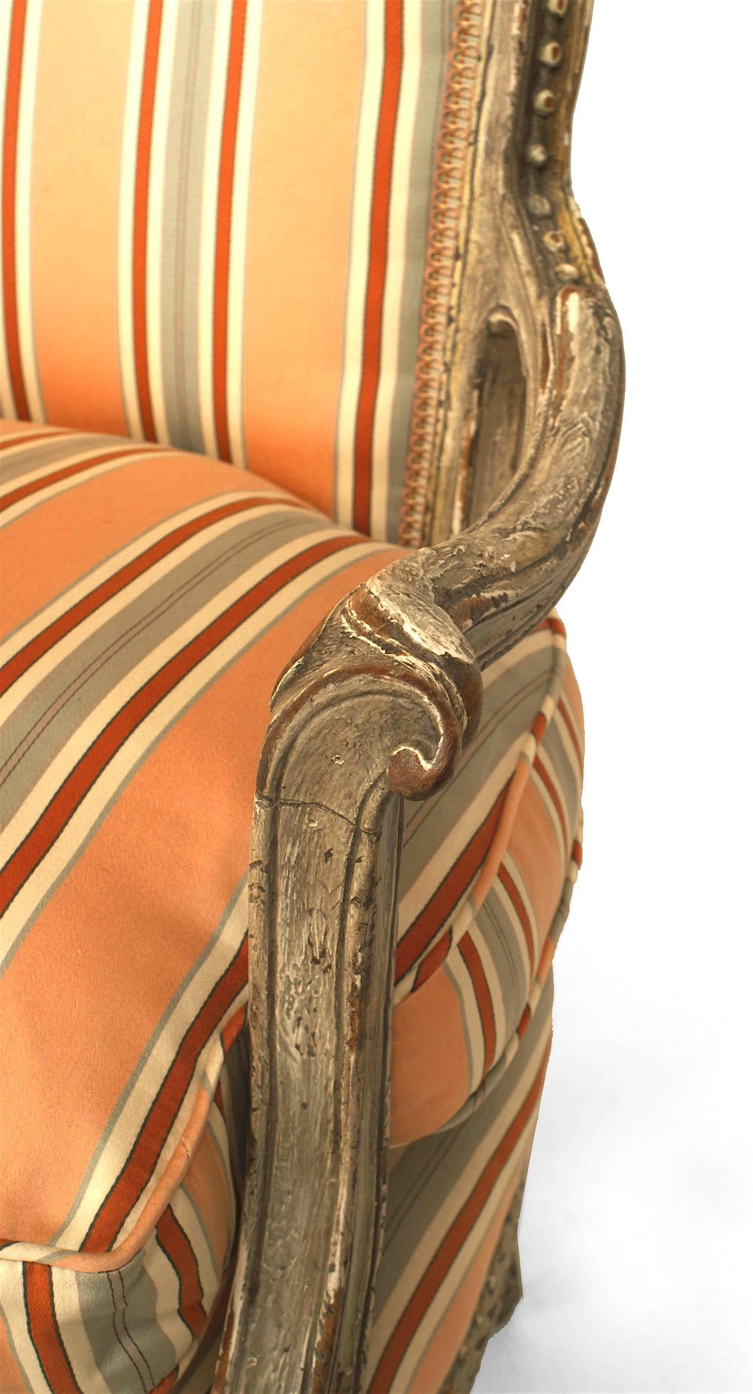 Italienischer neoklassizistischer italienischer Sessel mit rosa Streifen im Angebot 1