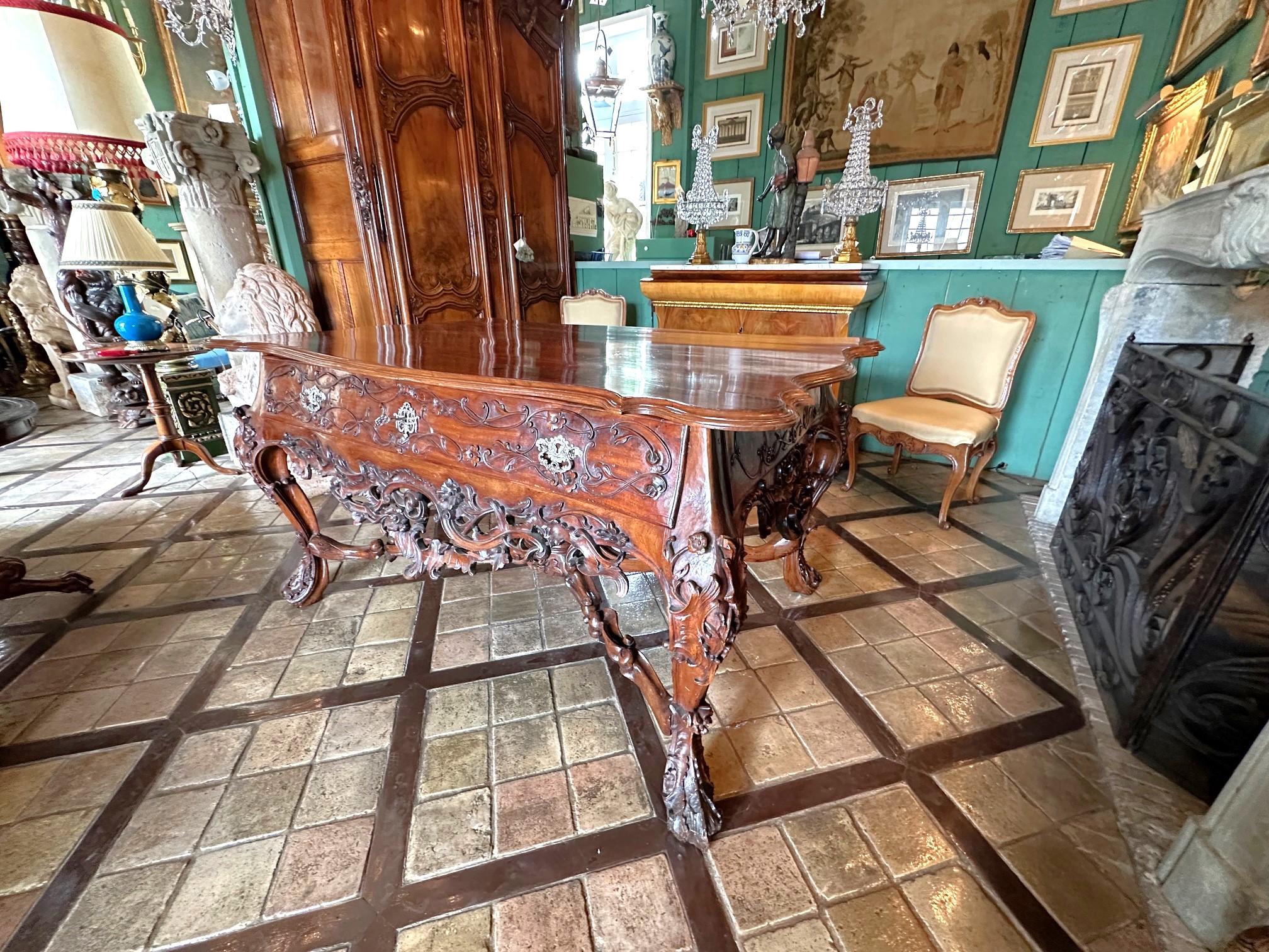 Fino al XVIII secolo Tavolo da biblioteca in legno massiccio intagliato del XVIII secolo Centro d'ingresso Antiquariato LA in vendita