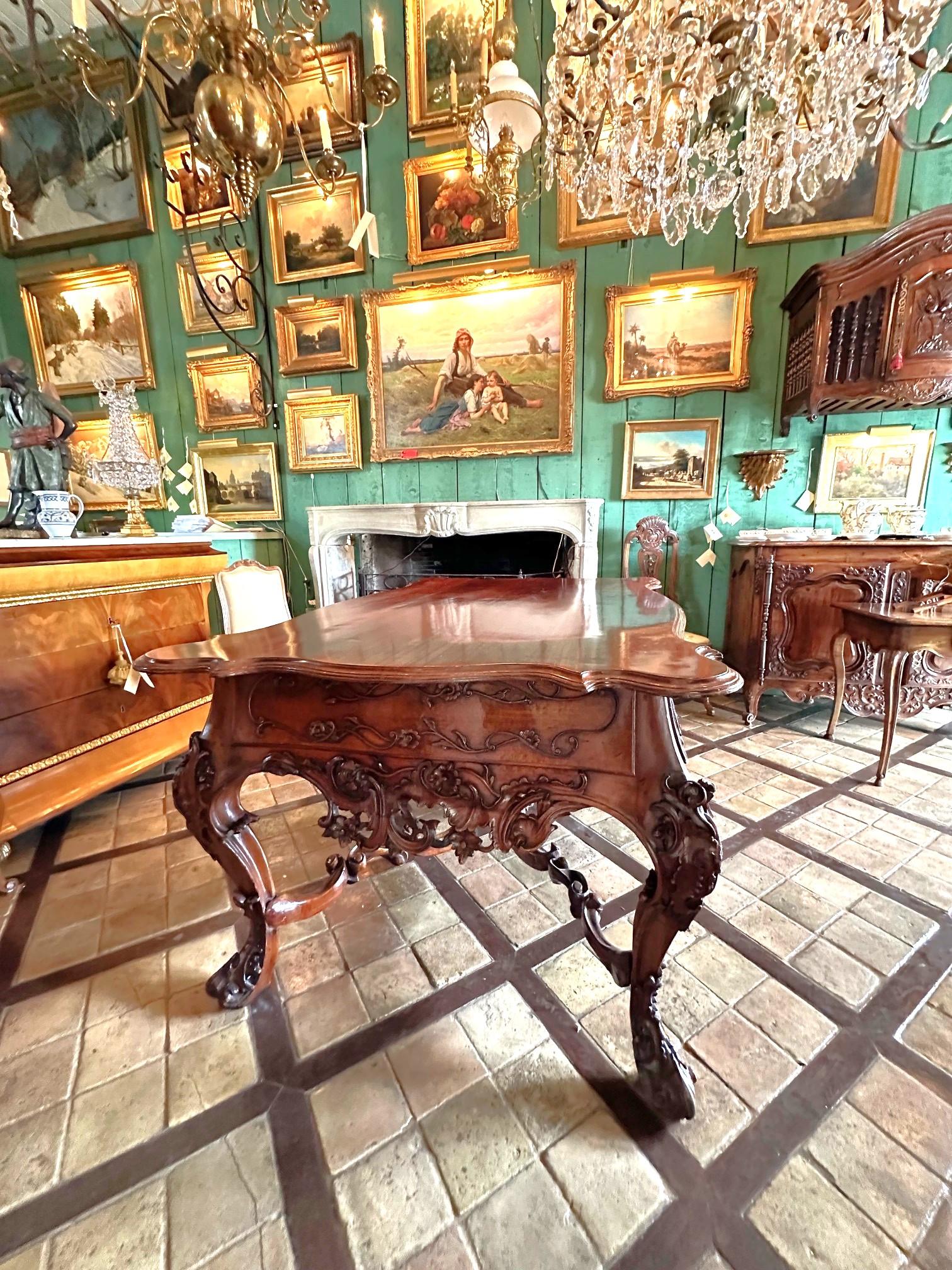 Metallo Tavolo da biblioteca in legno massiccio intagliato del XVIII secolo Centro d'ingresso Antiquariato LA in vendita