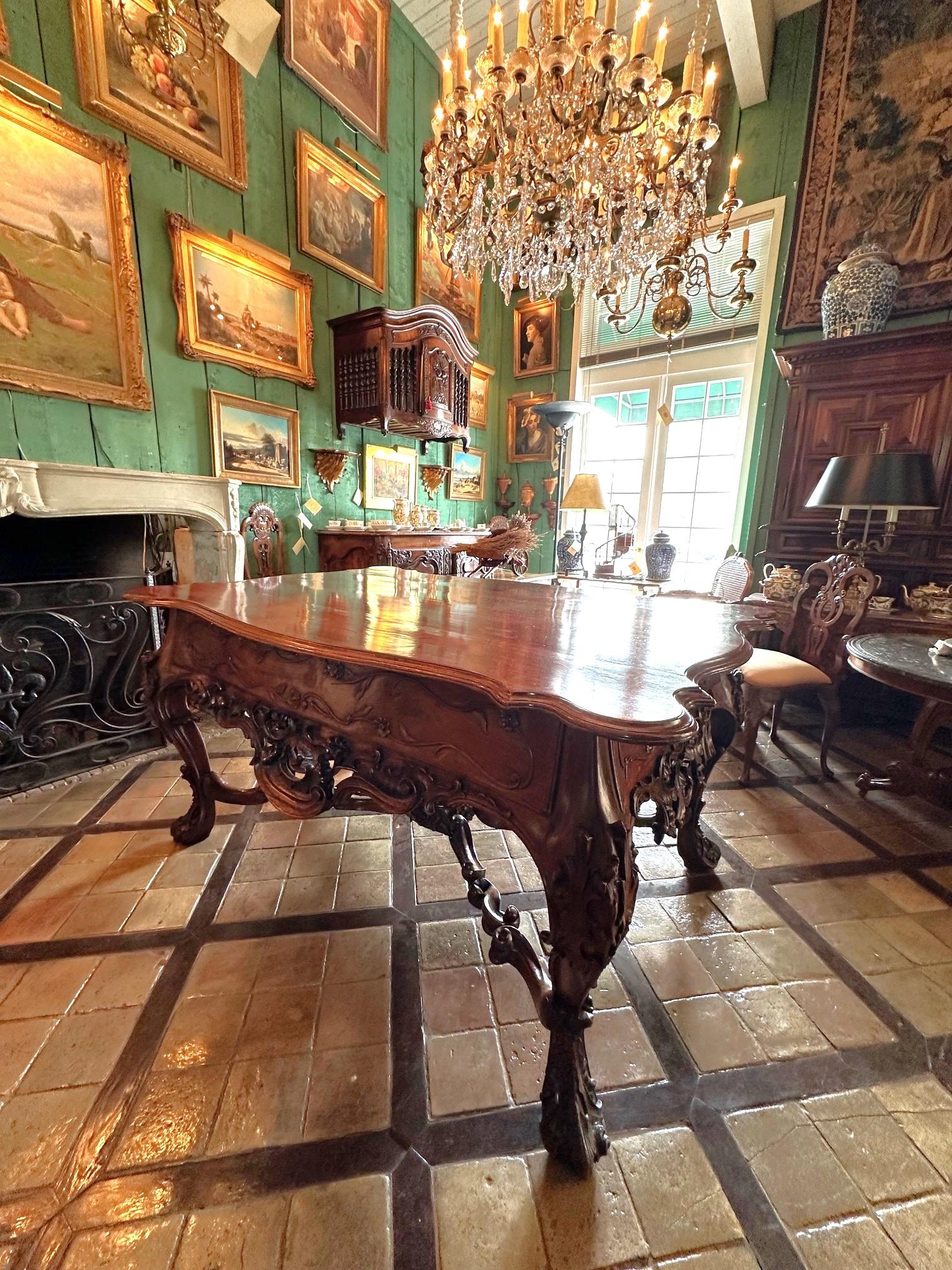 Tavolo da biblioteca in legno massiccio intagliato del XVIII secolo Centro d'ingresso Antiquariato LA in vendita 1