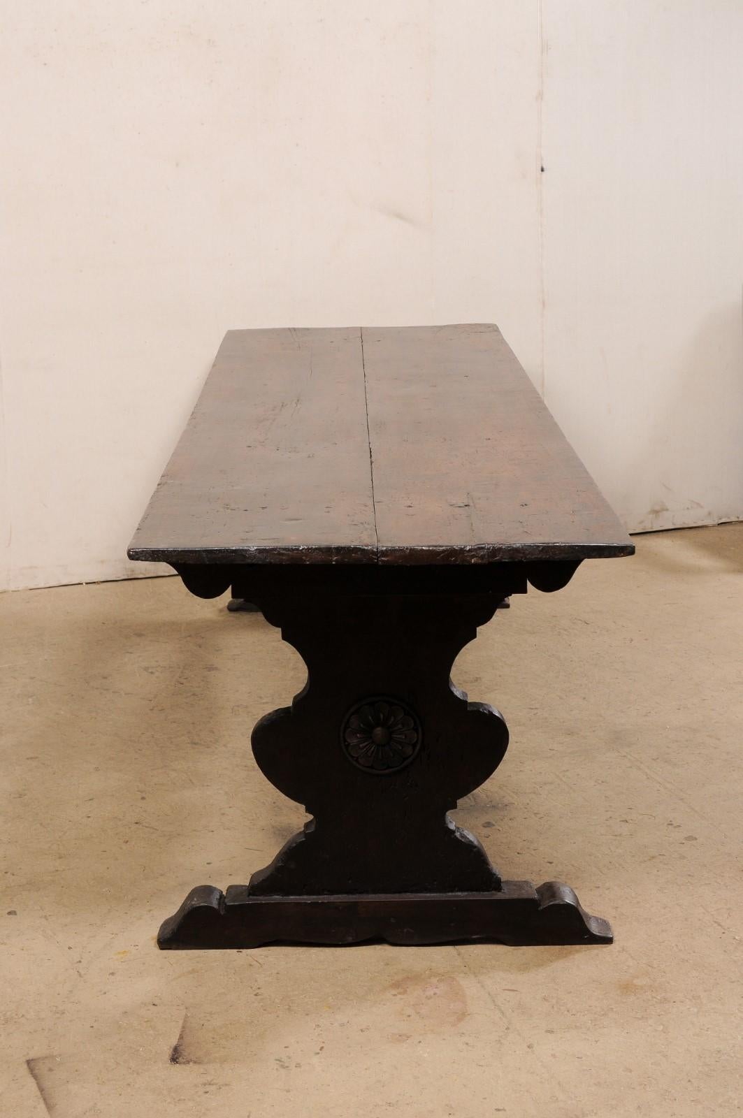 Table de salle à manger italienne du 18ème siècle «ssiblement plus ancienne » sur tréteaux sculptés en vente 5