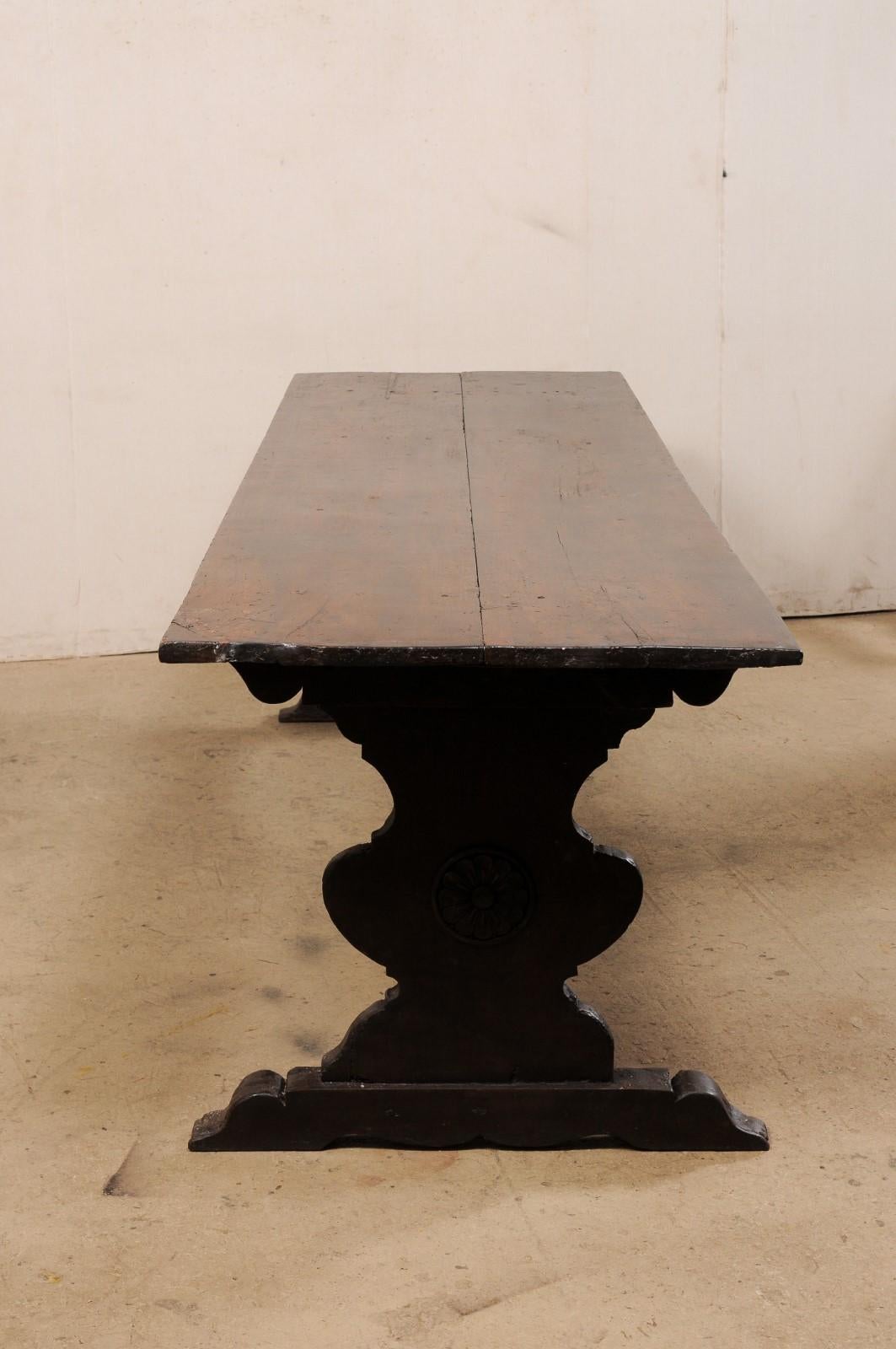 Table de salle à manger italienne du 18ème siècle «ssiblement plus ancienne » sur tréteaux sculptés en vente 3