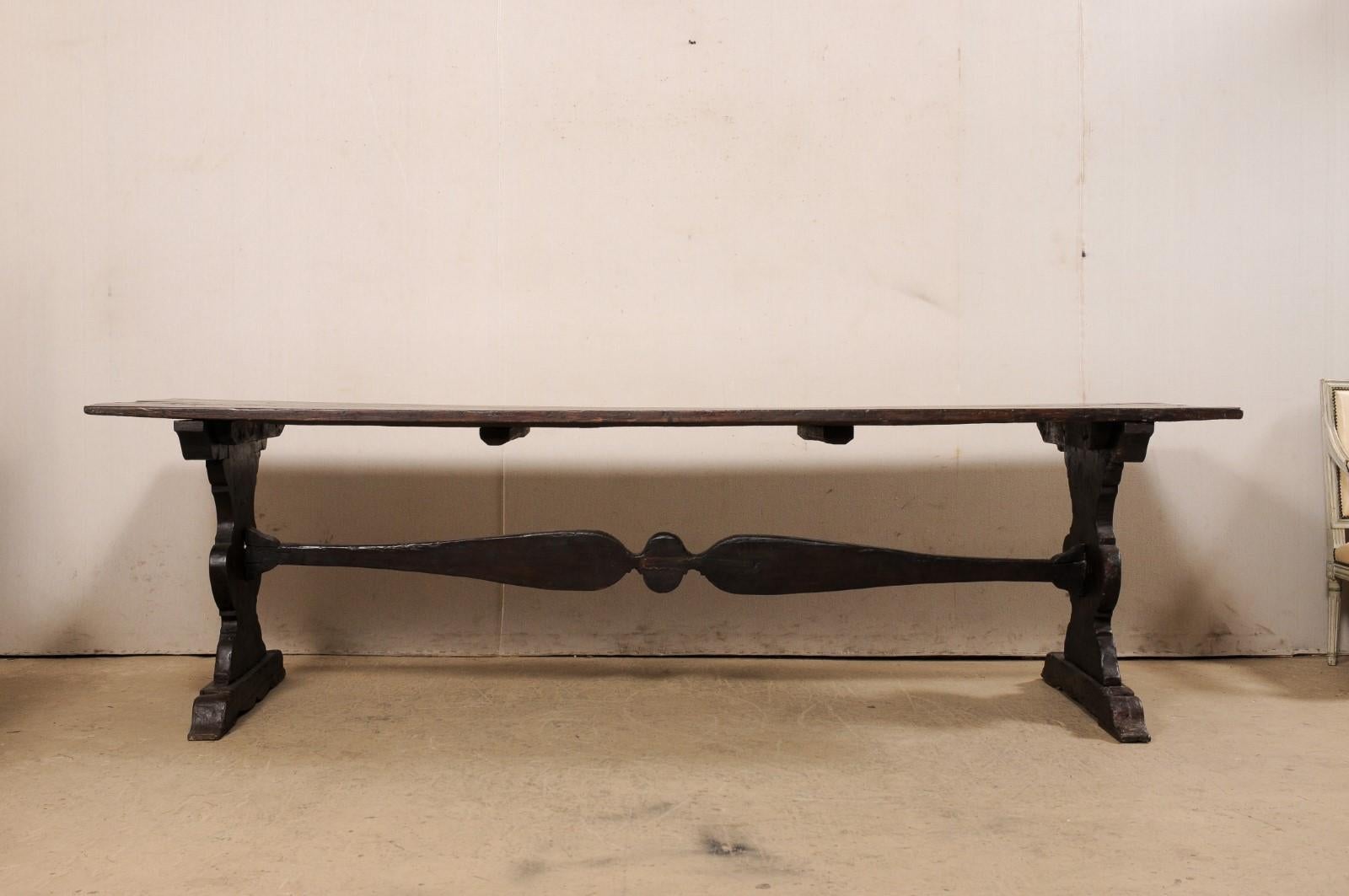 Table de salle à manger italienne du 18ème siècle «ssiblement plus ancienne » sur tréteaux sculptés en vente 4