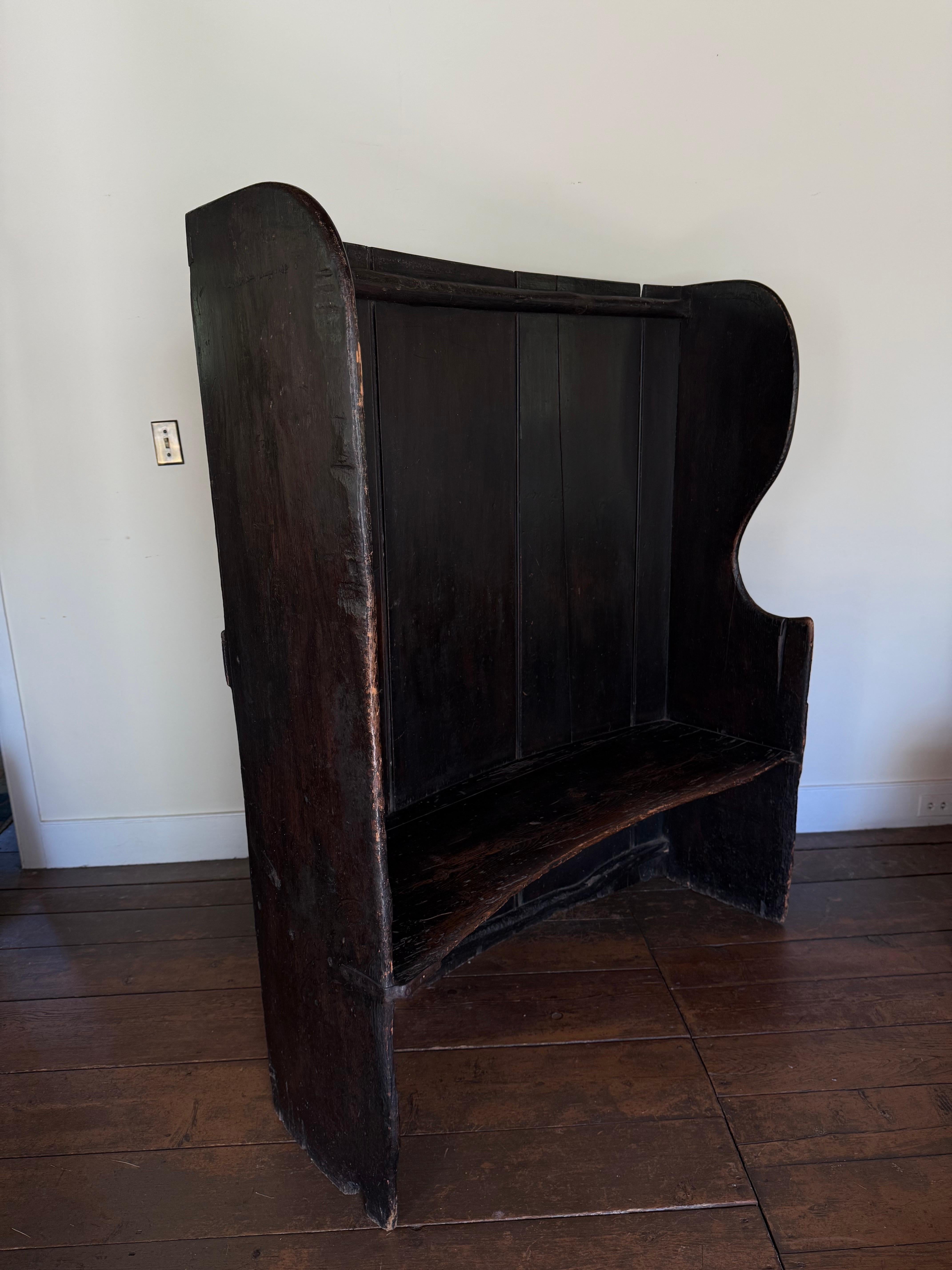 A.I.C. Primitive Settle Bench with Candle Sconce (banc primitif du XVIIIe siècle avec abat-jour) en vente 4