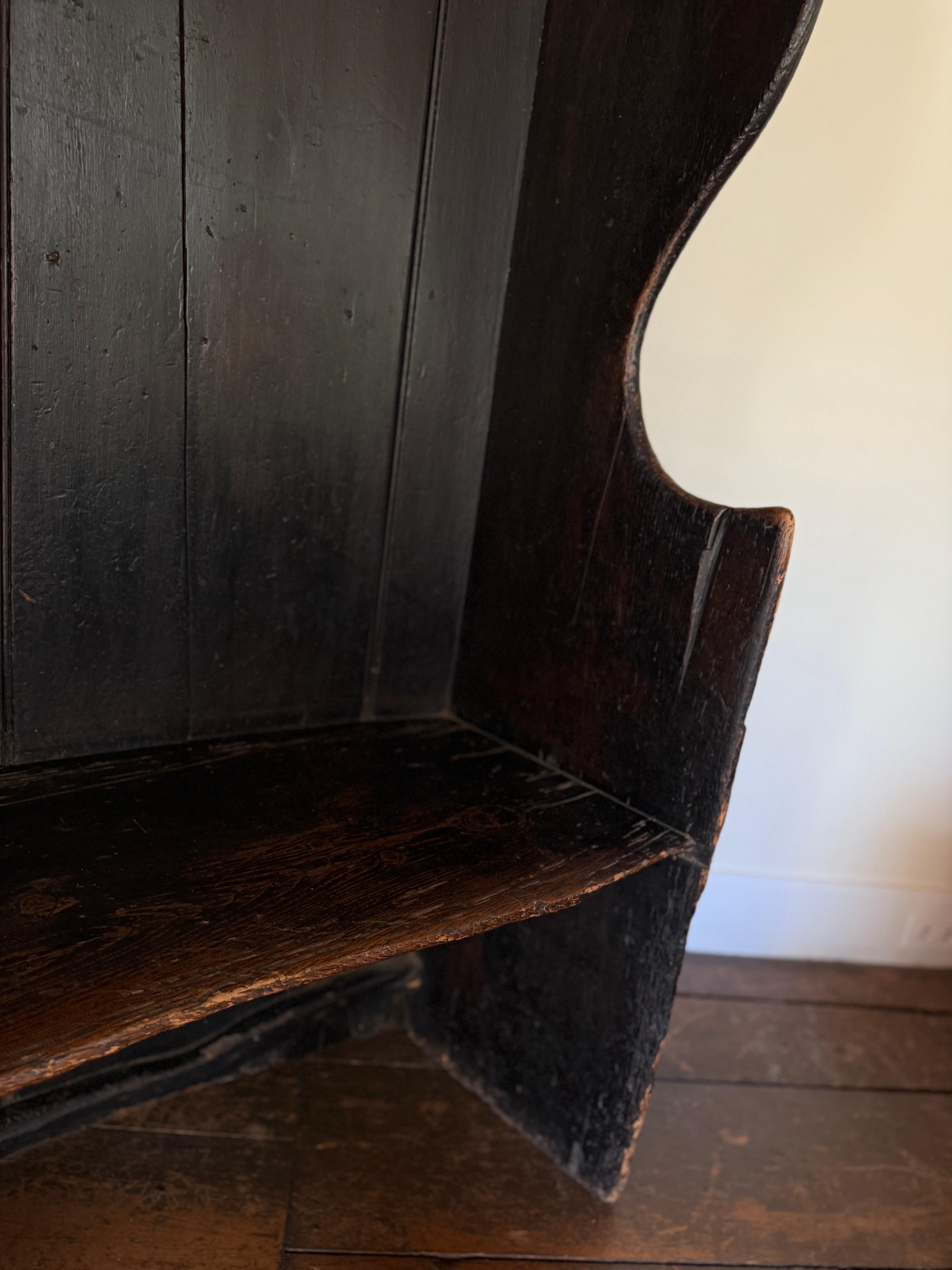 A.I.C. Primitive Settle Bench with Candle Sconce (banc primitif du XVIIIe siècle avec abat-jour) en vente 6