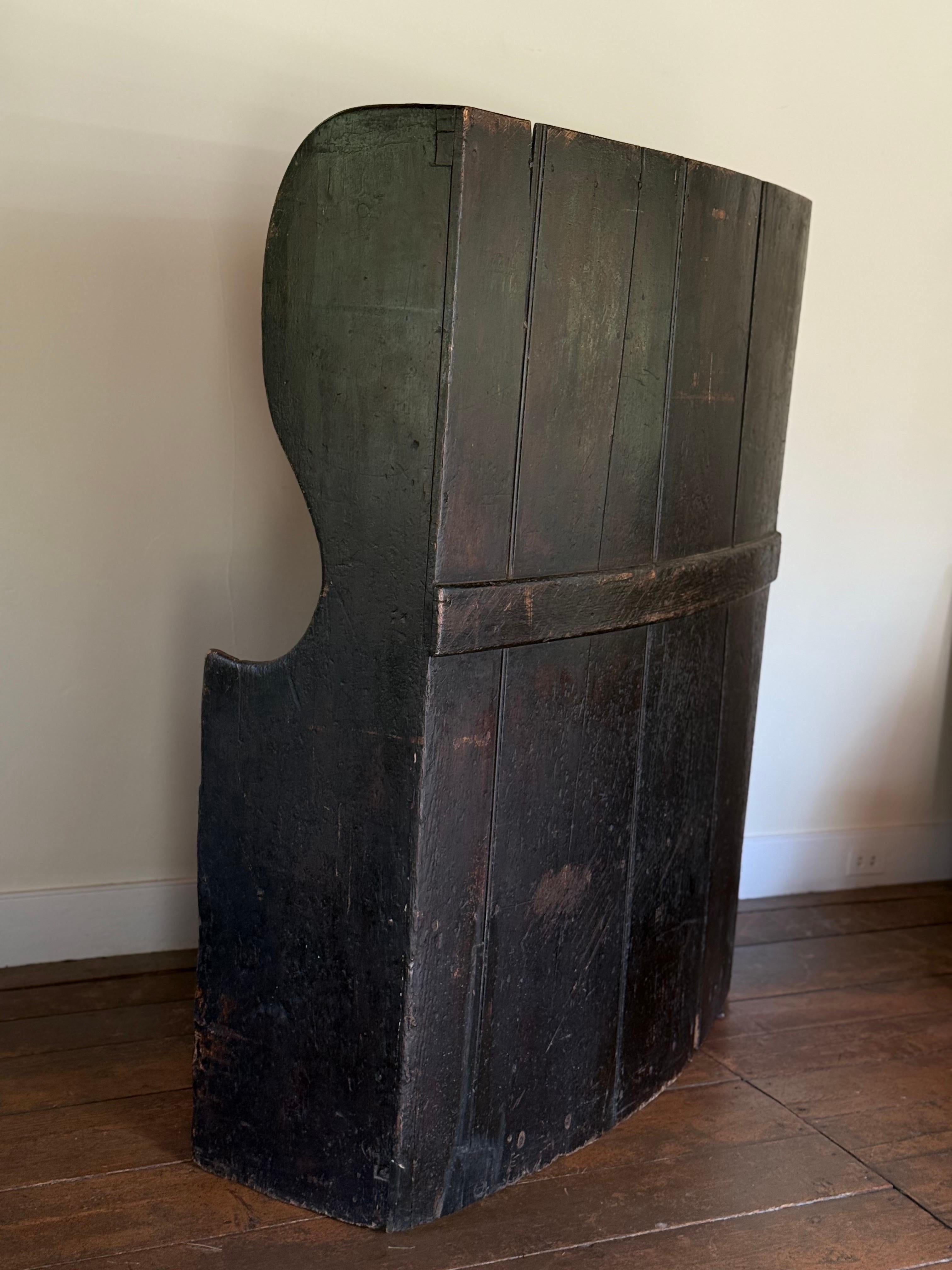 A.I.C. Primitive Settle Bench with Candle Sconce (banc primitif du XVIIIe siècle avec abat-jour) en vente 7