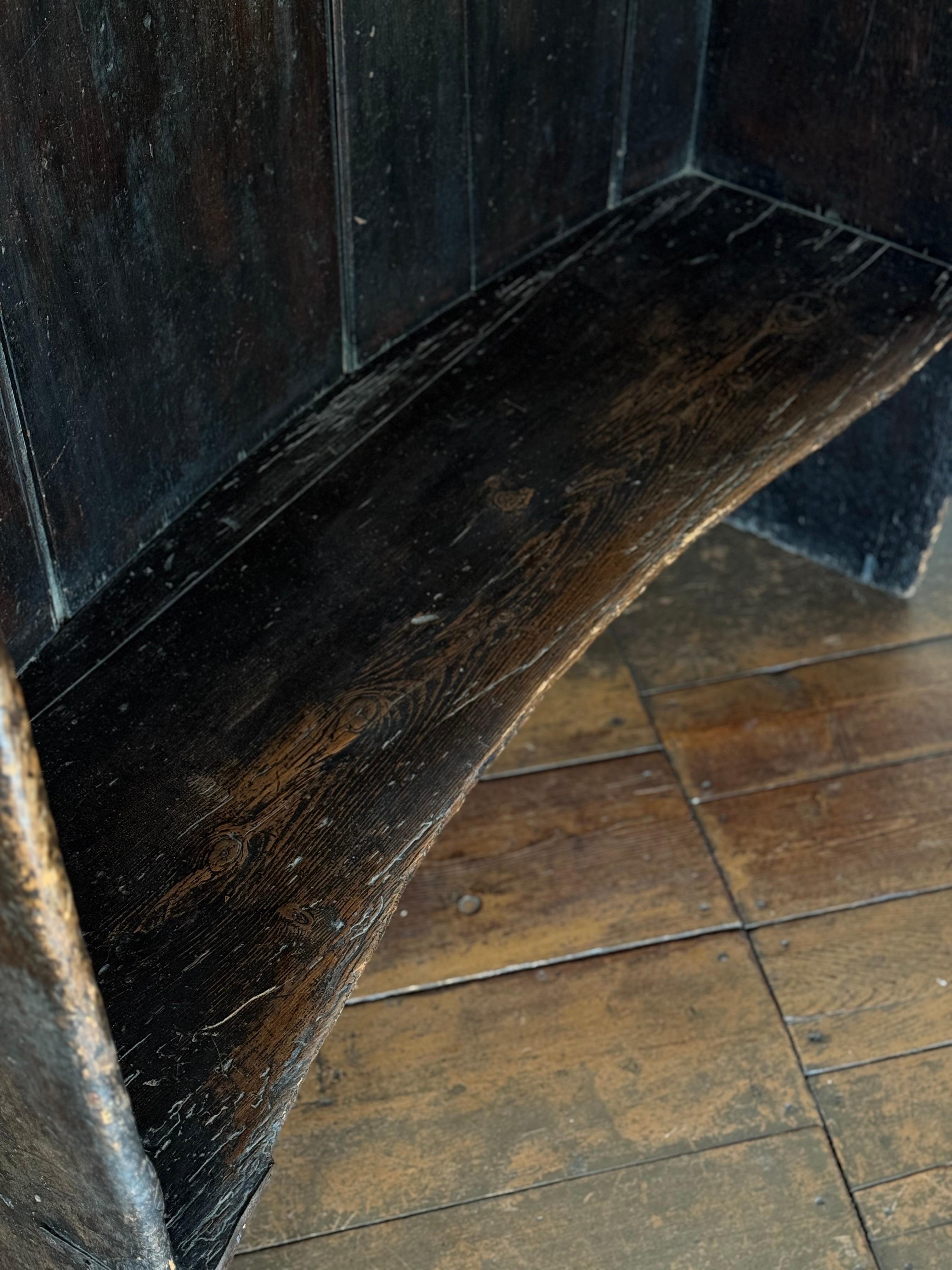 A.I.C. Primitive Settle Bench with Candle Sconce (banc primitif du XVIIIe siècle avec abat-jour) en vente 10