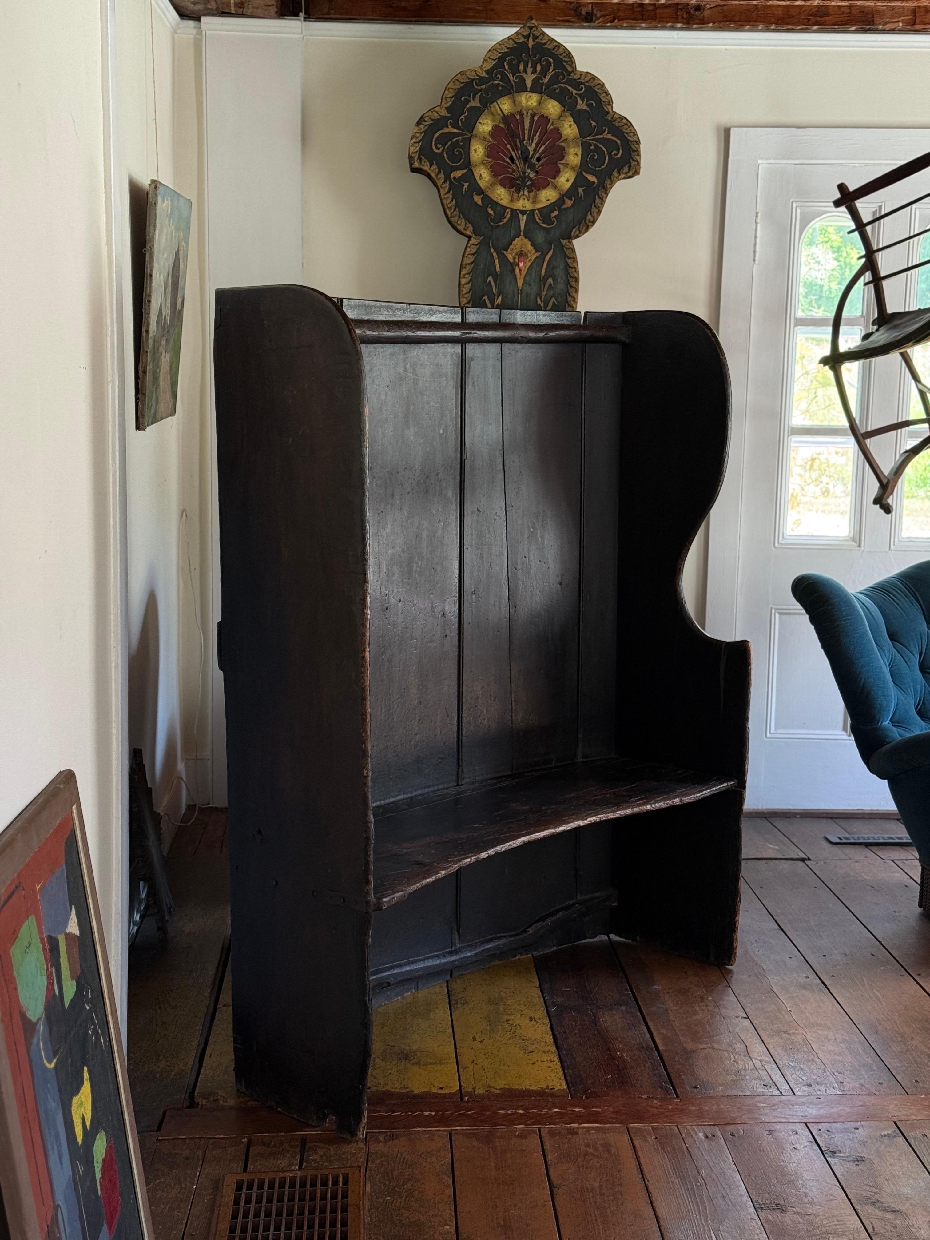 Il s'agit d'un banc primitif du XVIIIe siècle provenant de la deuxième plus ancienne maison de Torrington, dans le Connecticut, construite en 1736.  Parmi les détails uniques, citons l'applique en fer d'origine, les côtés asymétriques et le dos