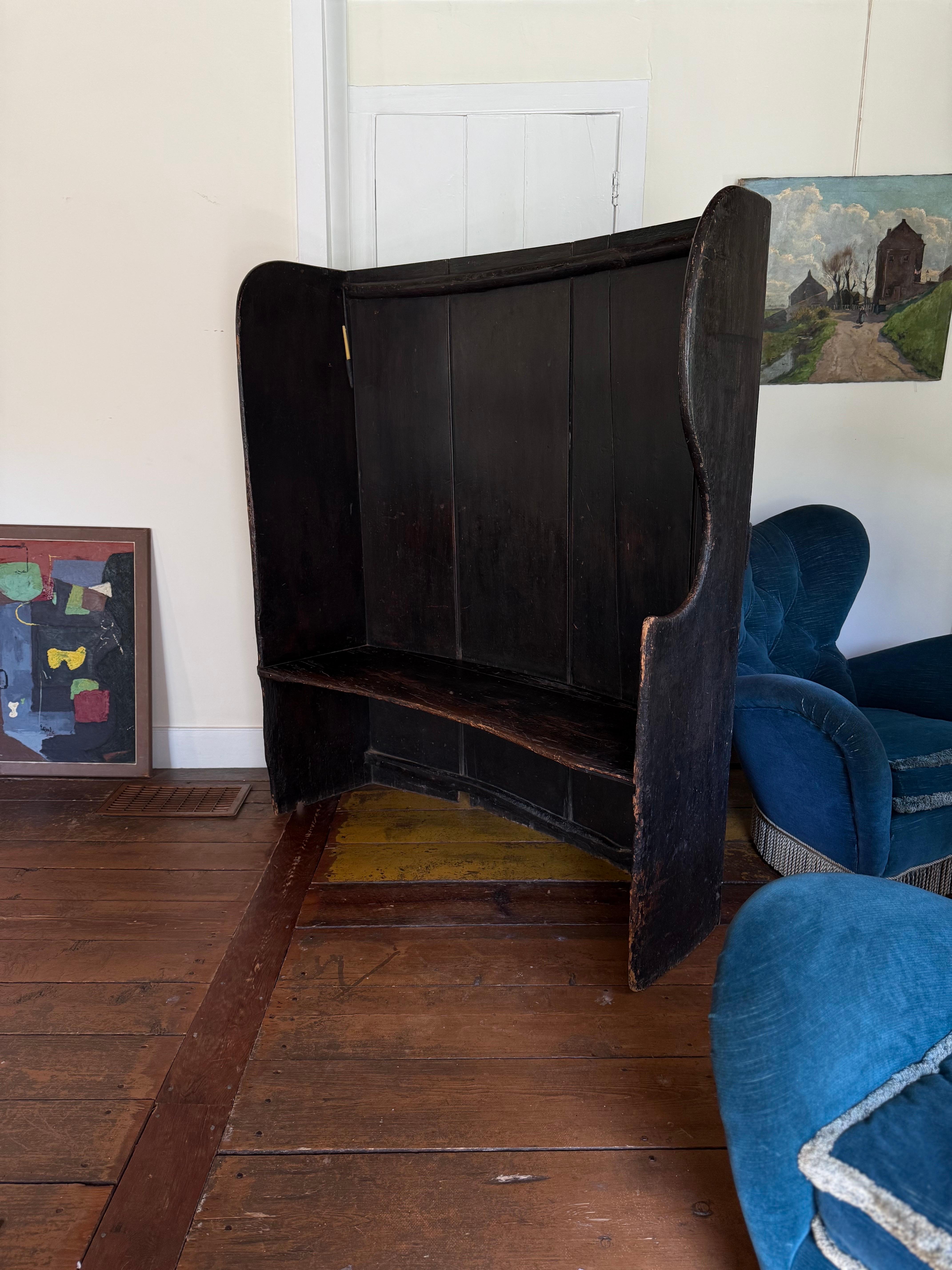 A.I.C. Primitive Settle Bench with Candle Sconce (banc primitif du XVIIIe siècle avec abat-jour) Bon état - En vente à Hudson, NY