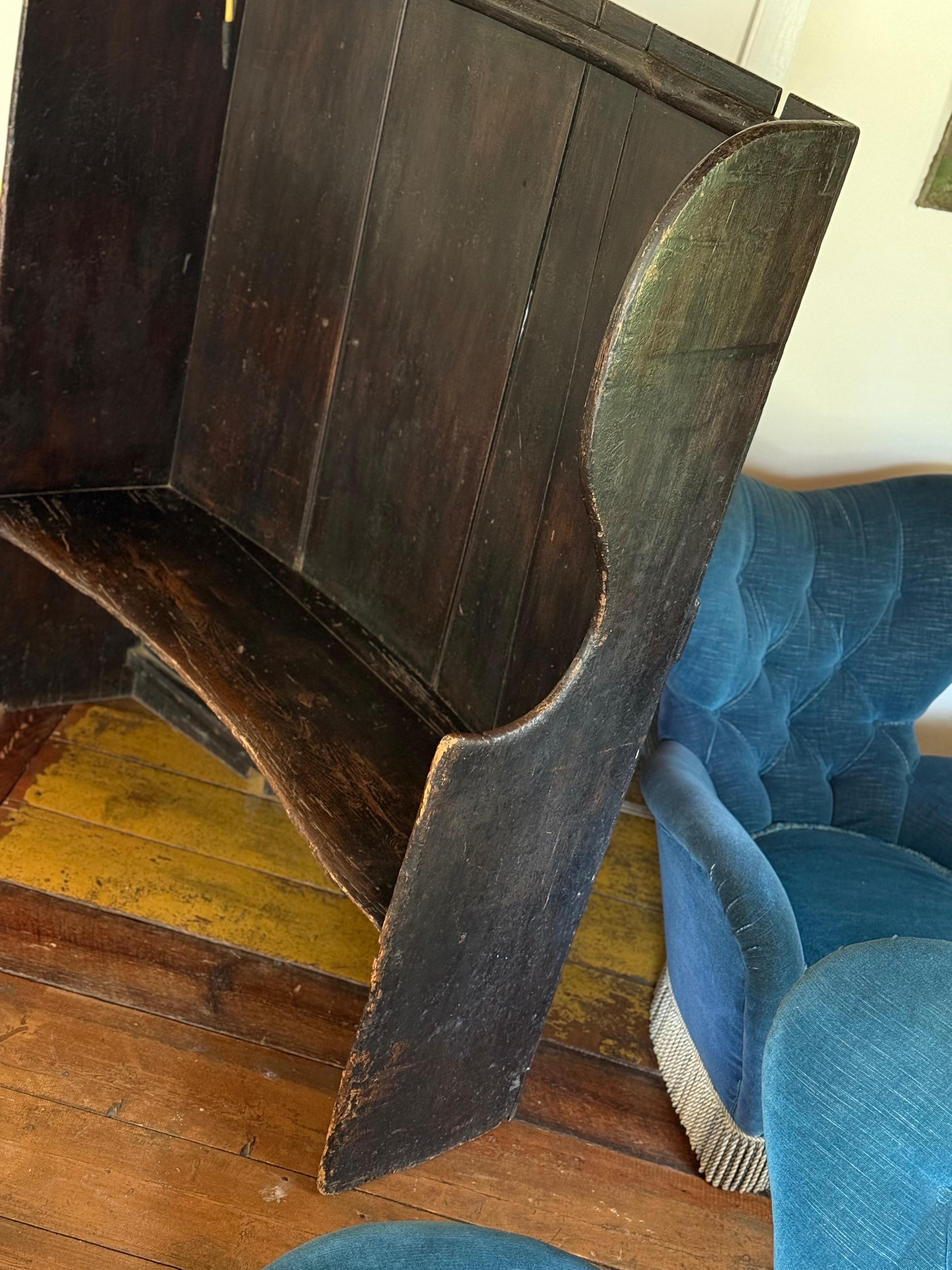 Milieu du XVIIIe siècle A.I.C. Primitive Settle Bench with Candle Sconce (banc primitif du XVIIIe siècle avec abat-jour) en vente
