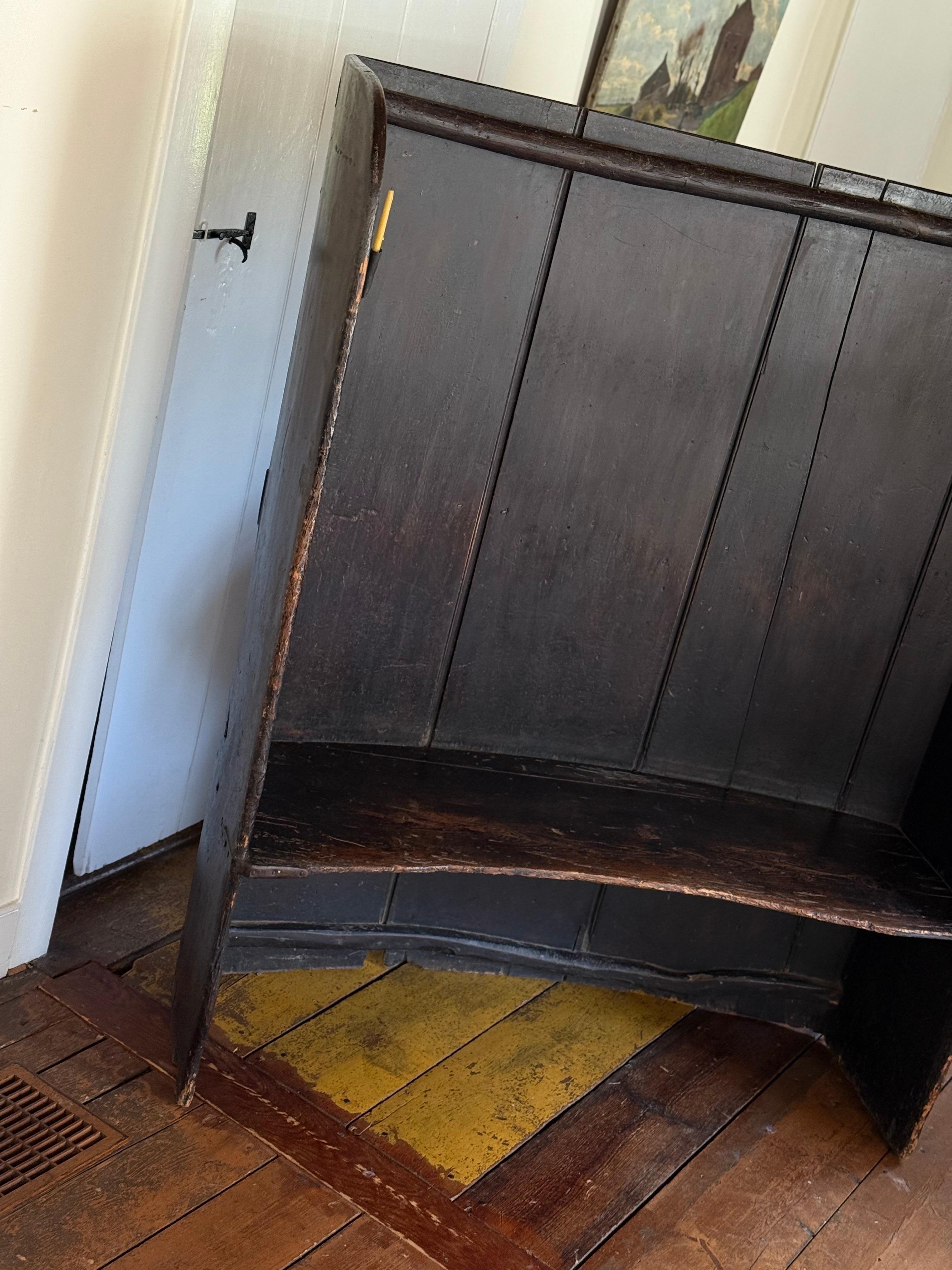 A.I.C. Primitive Settle Bench with Candle Sconce (banc primitif du XVIIIe siècle avec abat-jour) en vente 1