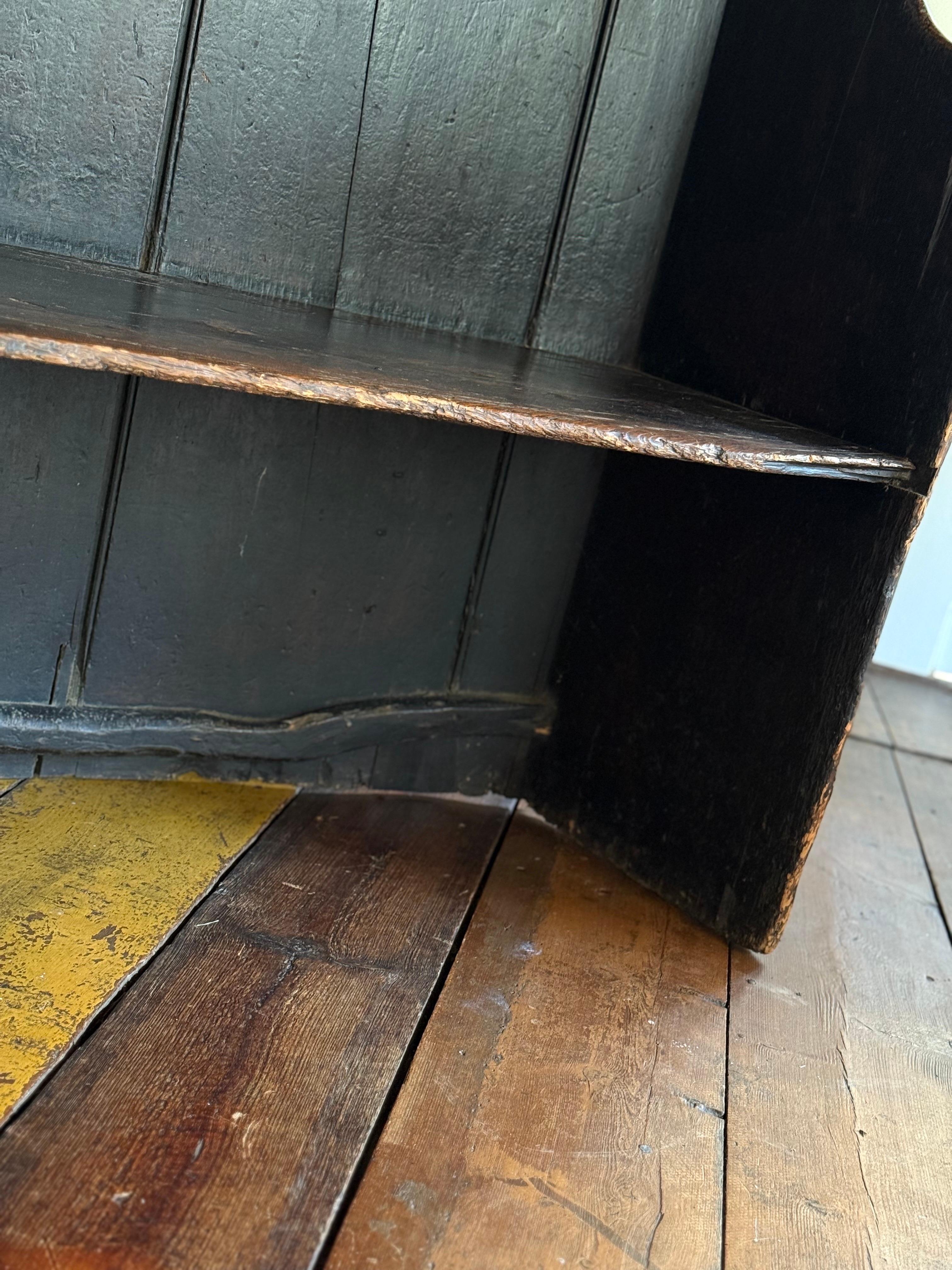 A.I.C. Primitive Settle Bench with Candle Sconce (banc primitif du XVIIIe siècle avec abat-jour) en vente 2