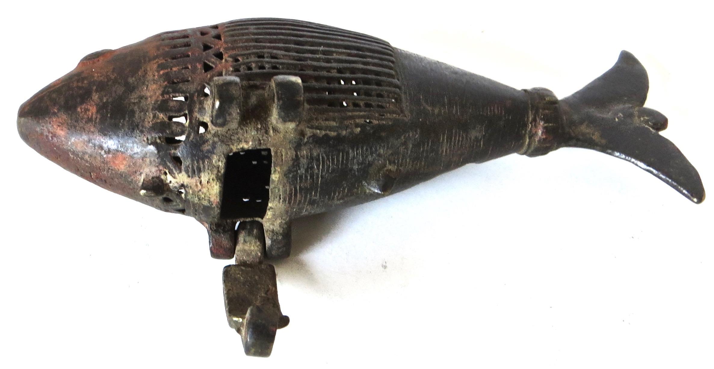 Hand-Crafted 18th Century Qing Dynasty Fish Shaped Cricket Holder For Sale