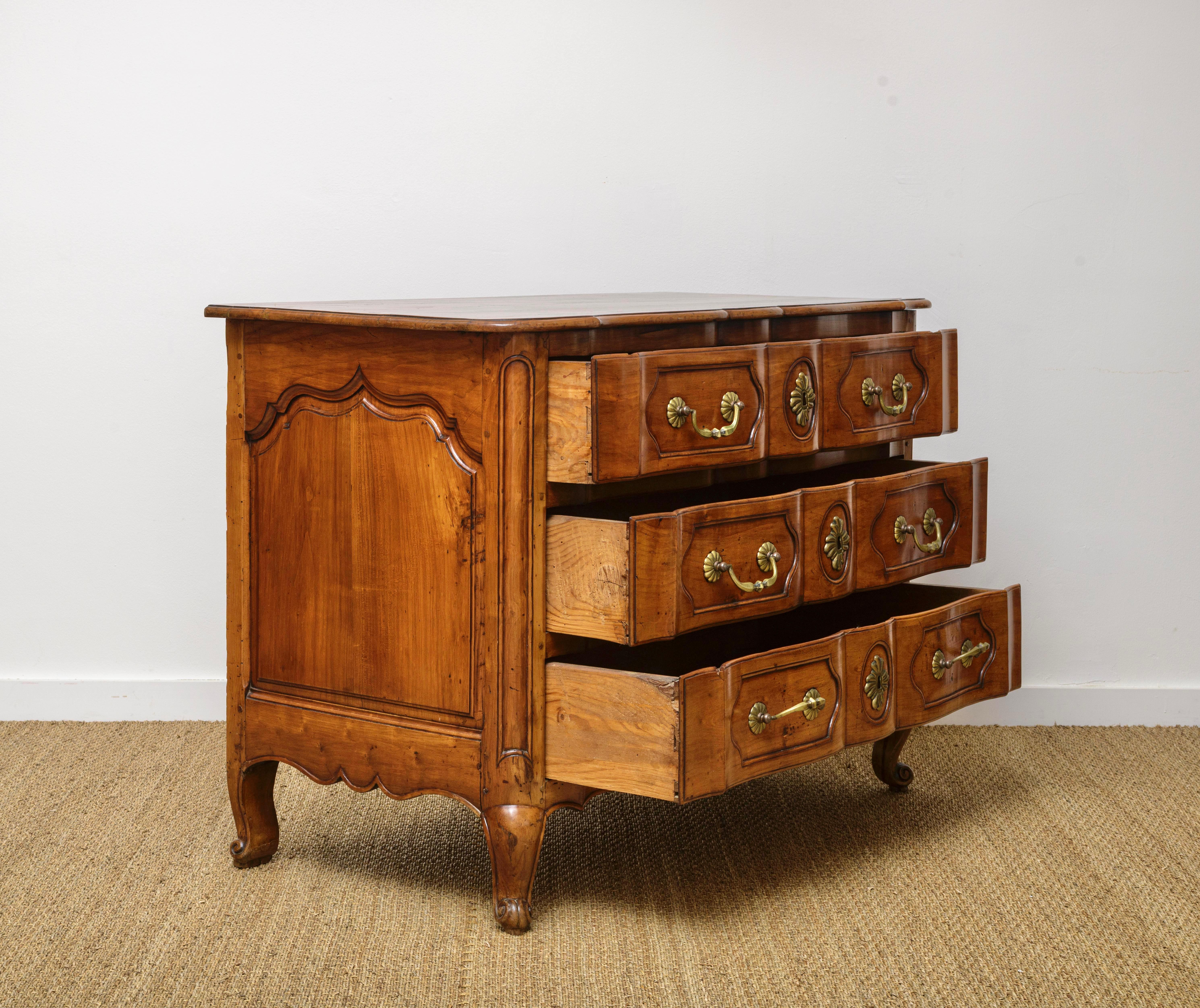 French 18th c Régence walnut commode For Sale