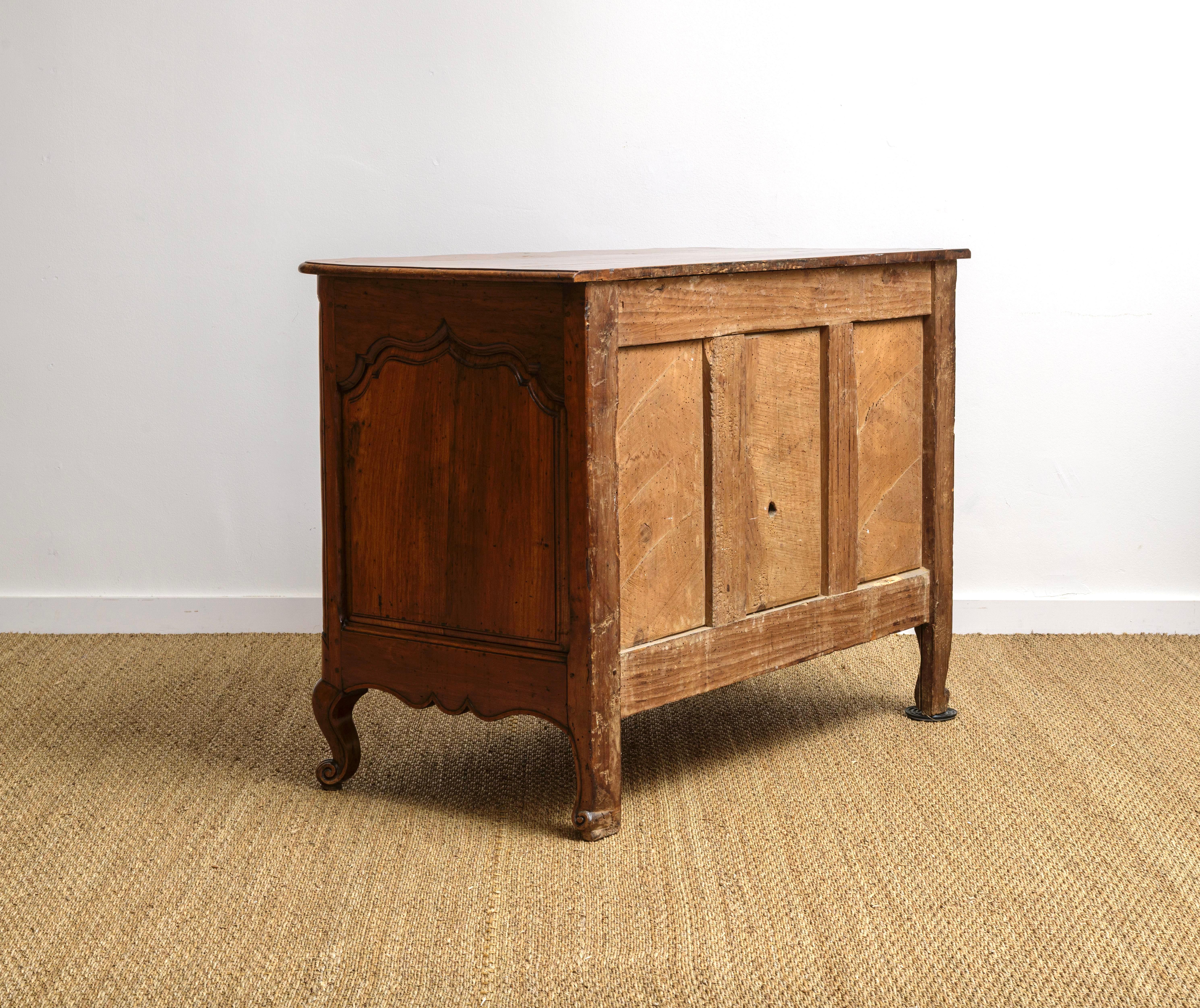 18th c Régence walnut commode In Good Condition For Sale In Santa Barbara, CA