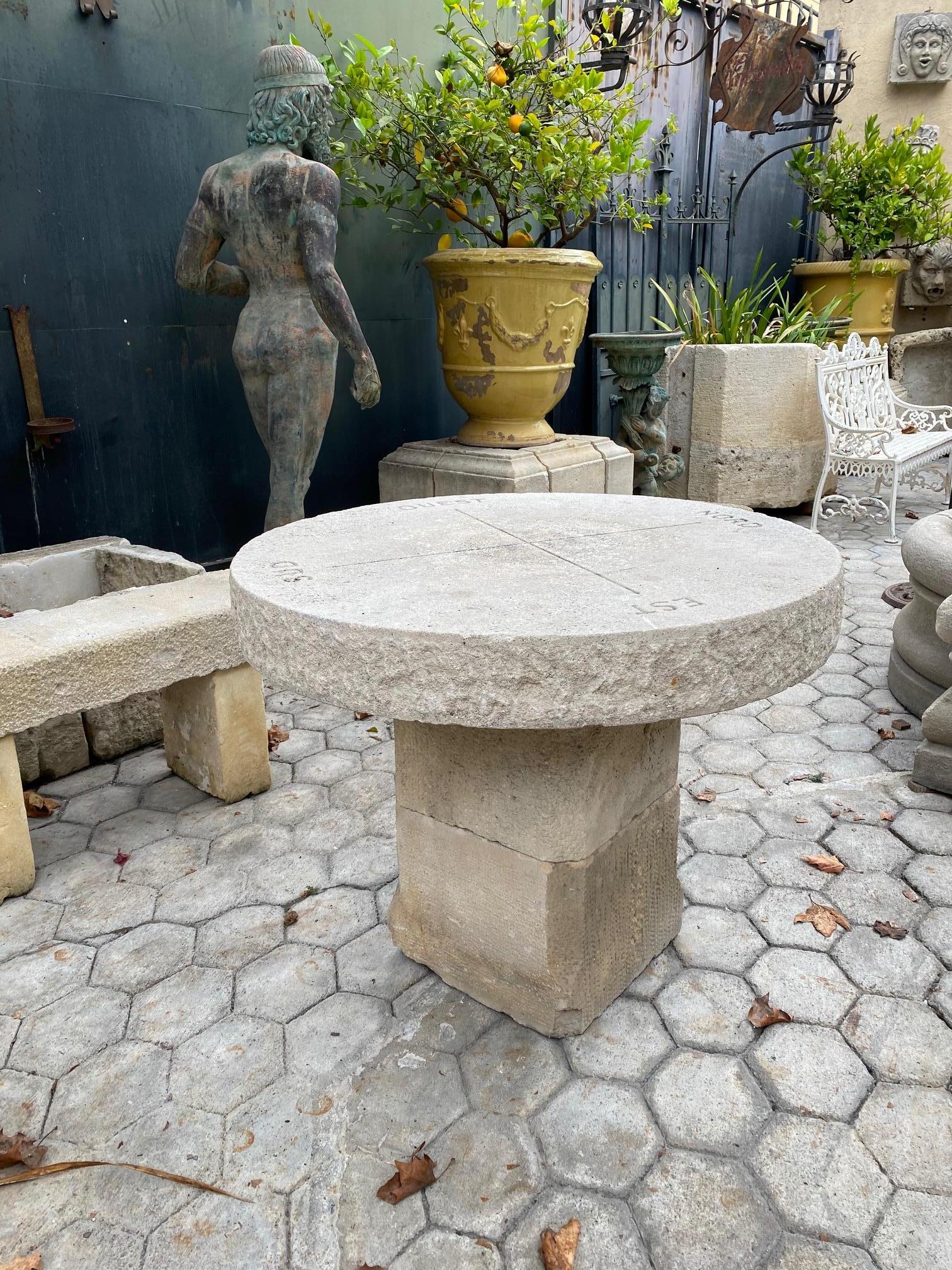Pierre Table ronde en pierre sculptée à la main:: ancienne table de jardin:: café:: extérieur:: ferme:: LA
