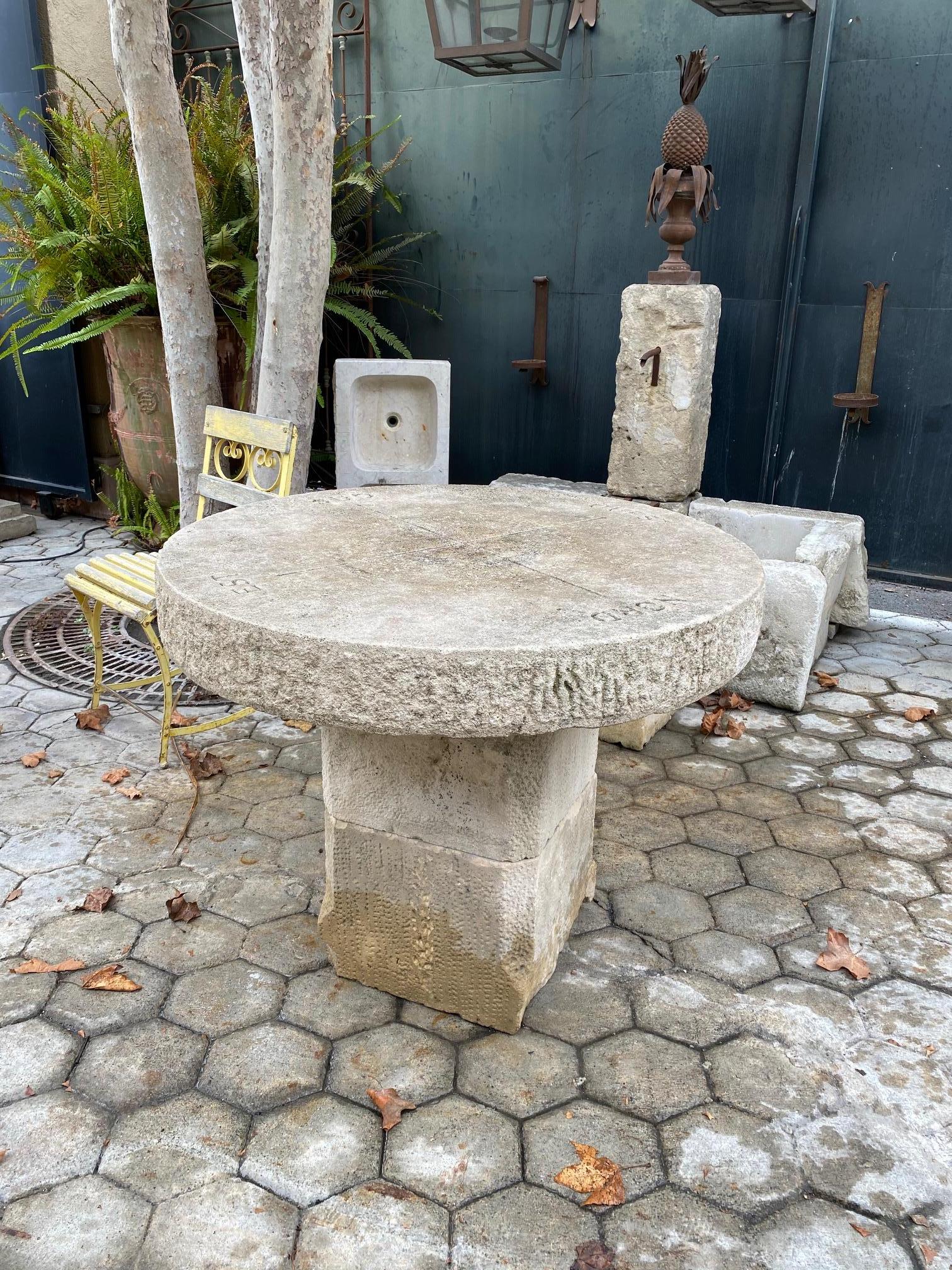 Table ronde en pierre sculptée à la main:: ancienne table de jardin:: café:: extérieur:: ferme:: LA 1