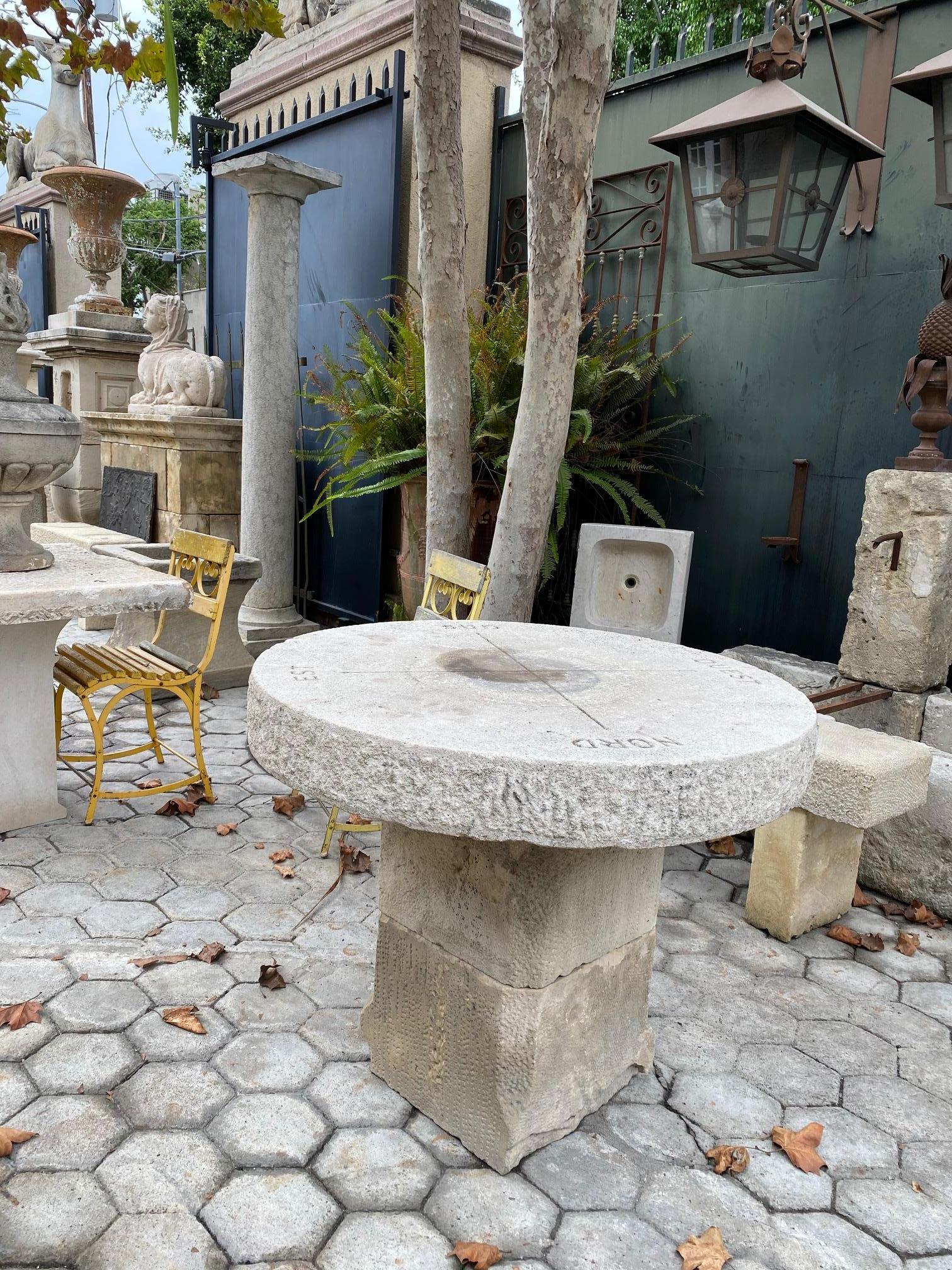 Table ronde en pierre sculptée à la main:: ancienne table de jardin:: café:: extérieur:: ferme:: LA 2