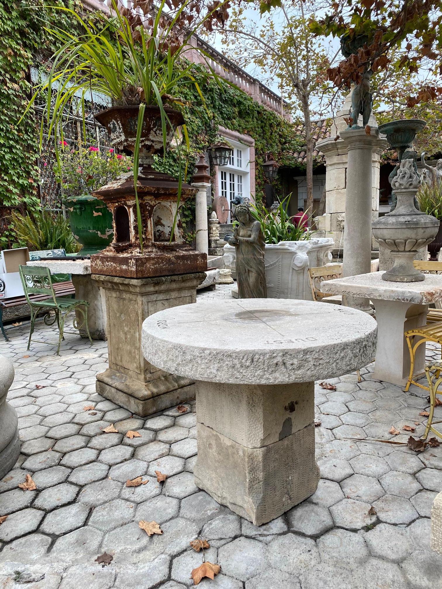 table ronde en pierre de jardin