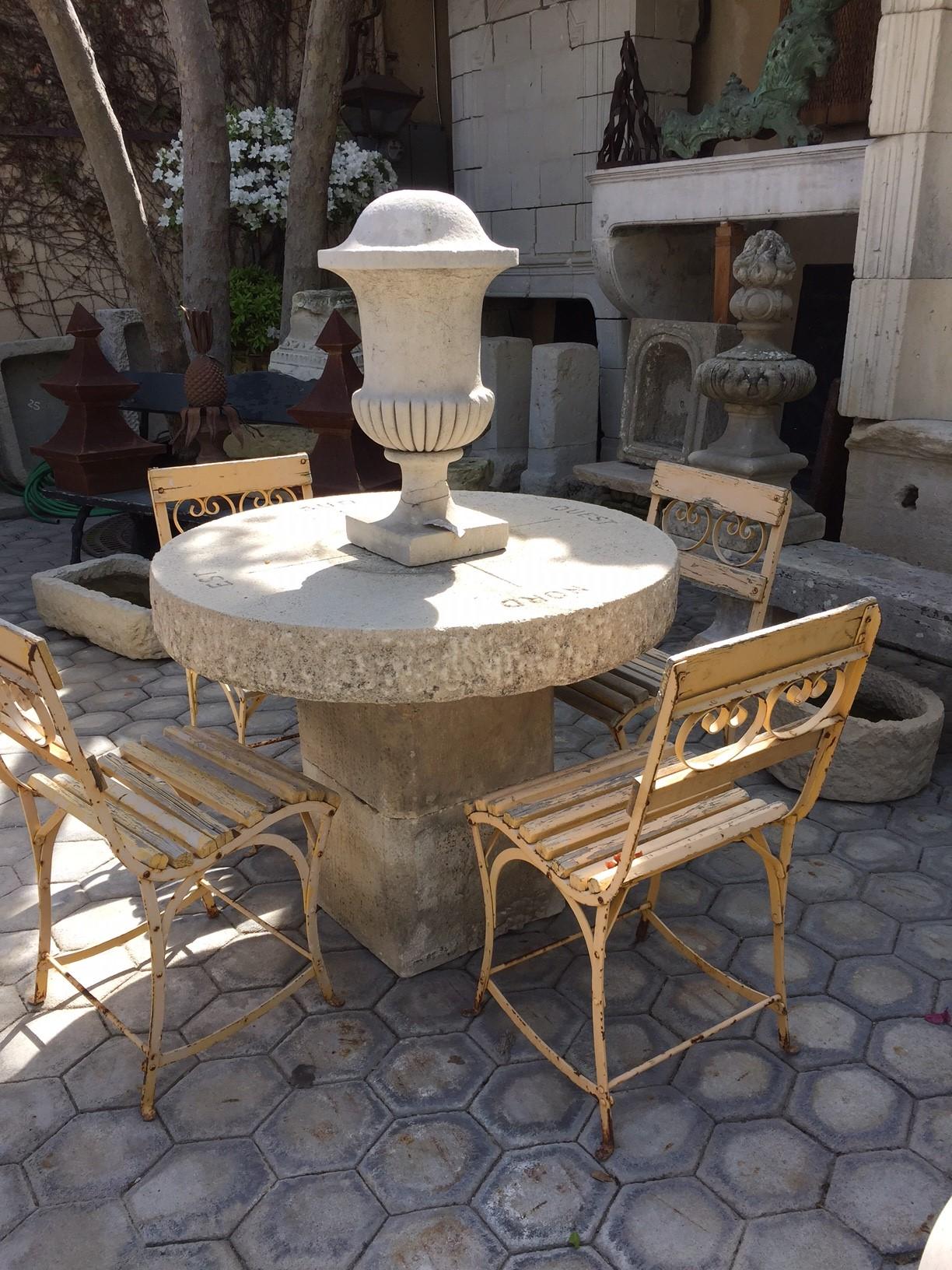 Français Table ronde en pierre sculptée à la main:: ancienne table de jardin:: café:: extérieur:: ferme:: LA