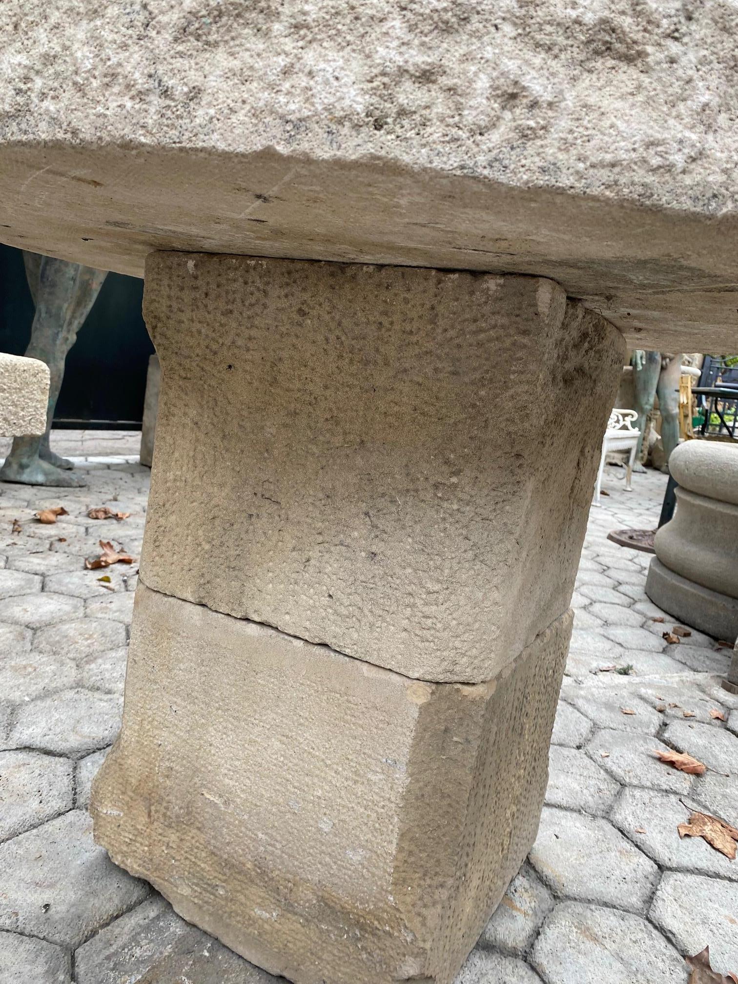 Sculpté à la main Table ronde en pierre sculptée à la main:: ancienne table de jardin:: café:: extérieur:: ferme:: LA