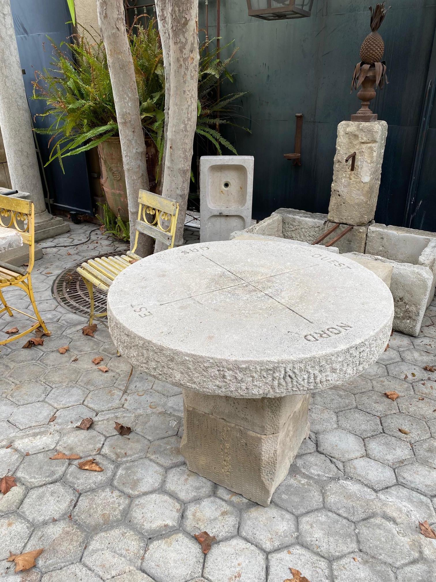 Table ronde en pierre sculptée à la main:: ancienne table de jardin:: café:: extérieur:: ferme:: LA Bon état à West Hollywood, CA
